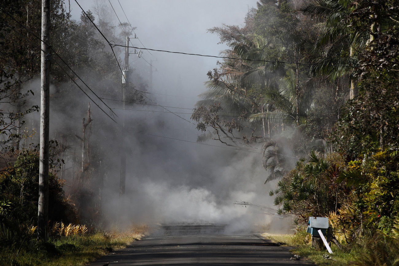 Pahoa, 2018. május 12.
A Kilauea tűzhányó mérges gőze tör fel talajrepedésekből a hawaii-szigeti Pahoa város Leilani lakónegyedében 2018. május 11-én. Az előző heti vulkánkitörés lávafolyama eddig mintegy harminc házat elpusztított, és csaknem kétezer embert otthonának elhagyására kényszerített Pahoa térségében. (MTI/AP/Jae C. Hong)