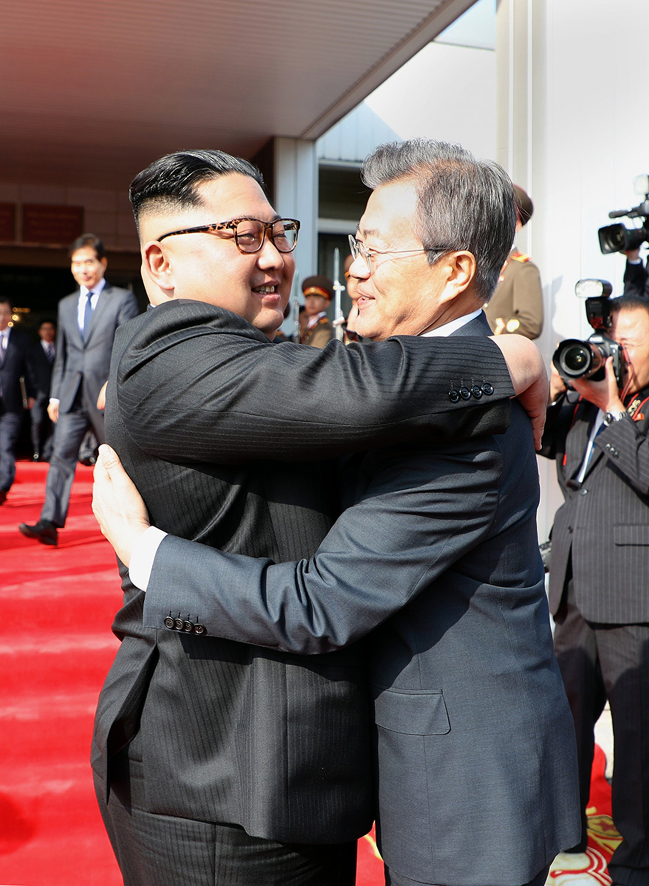 Panmindzson, 2018. május 26.
A dél-koreai elnöki hivatal által közreadott képen Kim Dzsong Un észak-koreai vezető (b) és Mun Dzse In dél-koreai elnök megöleli egymást az újabb csúcstalálkozójuk kezdetén a két Koreát elválasztó panmindzsoni demilitarizált övezet északi részén 2018. május 26-án. A két koreai vezető történelmi találkozójára egy hónapja, április 27-én került sor. (MTI/EPA/Dél-koreai elnöki hivatal)