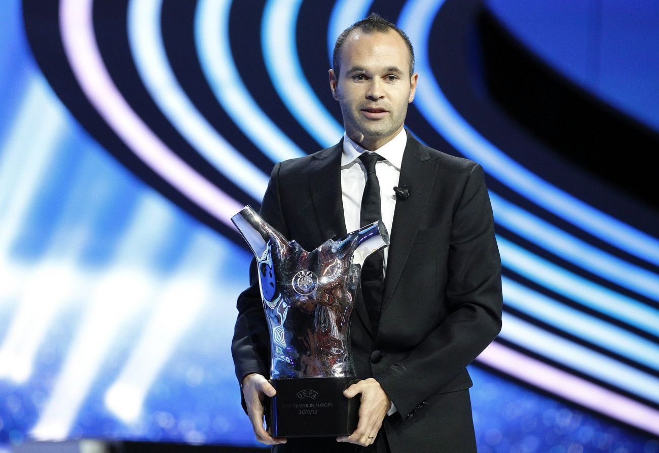 Monte-Carlo, 2012. augusztus 30.
A spanyol Andrés Iniesta az Európai Labdarúgó Szövetség (UEFA) Év játékosa díjával áll a Grimaldi Forum rendezvényközpont színpadán, Monte-Carlóban 2012. augusztus 30-án, miután az UEFA 53 tagországa egy-egy újságírójának szavazatai alapján ő nyerte a trófeát. Az FC Barcelona középpályása korábban a 2012. júniusi lengyel-ukrán közös rendezésű Európa-bajnokság legjobb játékosa címet is elnyerte. (MTI/EPA/Sebastien Nogier)