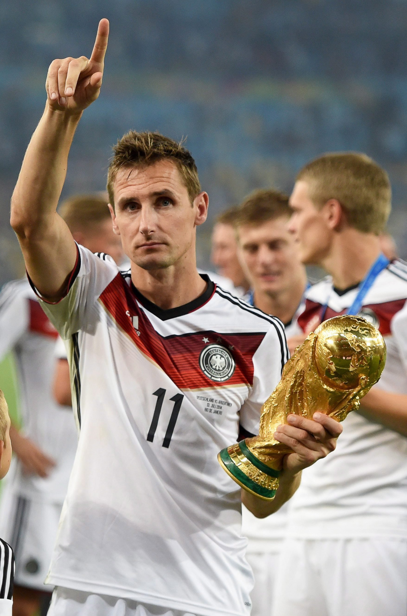 Rio de janeiro, 2016. november 1.
2014. július 13-i kép Miroslav Klose lengyel származású német válogatott labdarúgóról a brazíliai labdarúgó-világbajnokság Németország - Argentína döntő mérkőzésének eredményhirdetésén a Rio de Janeiró-i Maracana Stadionban. A világbajnokságok legeredményesebb futballistájaként számon tartott 38 éves játékos 2016. november 1-jén bejelentette visszavonulását. Klose edzőként szándékozik csatlakozni a nemzeti csapathoz. (MTI/EPA/Marcus Brandt) *** Local Caption *** 51479700