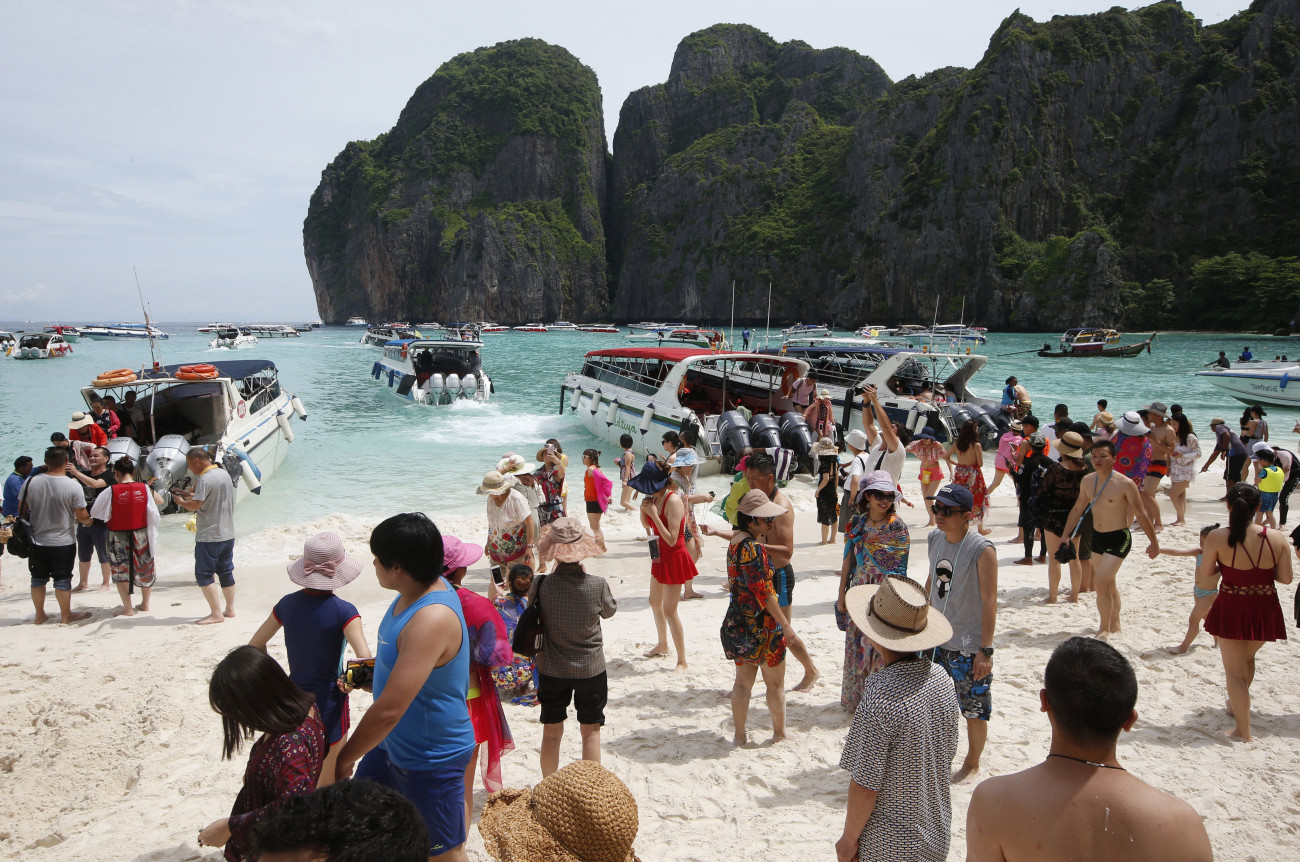 Phi Phi Leh, 2018. május 31.
Turisták a thaiföldi Phi Phi Leh szigeten 2018. május 31-én. A Maya-öbölben fekvő népszerű turistaparadicsomot június 1-től várhatóan négy hónapra bezárják, hogy a korallzátonyok és a tengeri élővilág valamelyest magukhoz térjenek és fel tudjanak épülni a bő két évtizede tartó folyamatos támadásoktól és terhelésekből. (MTI/AP/Szakcsaj Lalit)