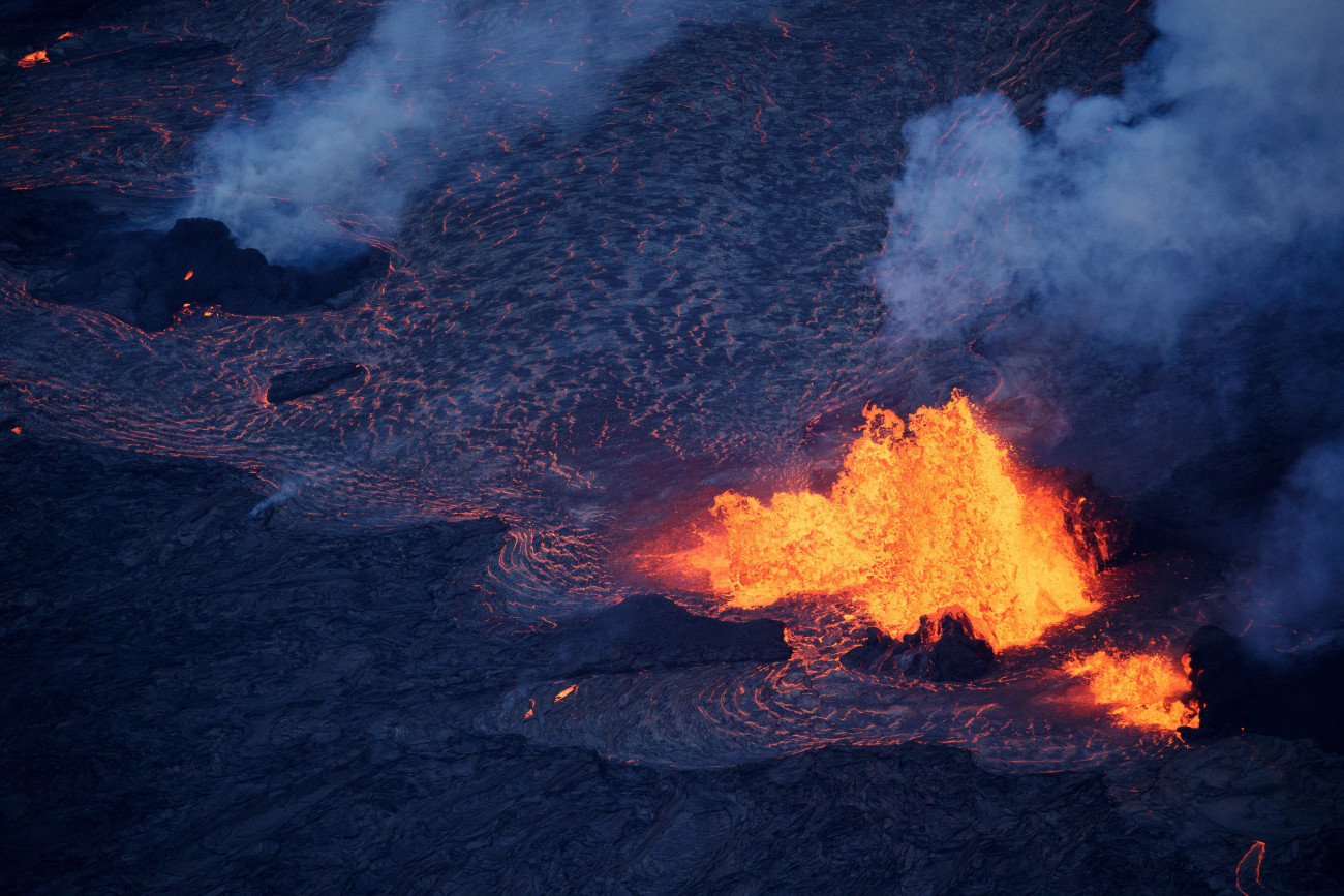 Pahoa, 2018. május 28.
Izzó láva tör fel a Kilauea tűzhányó kráteréből a hawaii nagy szigeten fekvő Pahoa környékén 2018. május 27-én. A világ egyik legaktívabb tűzhányójának számító Kilauea vulkáni tevékenysége május 3-a óta tart. (MTI/EPA/Bruce Omori/Paradise Helicopters)