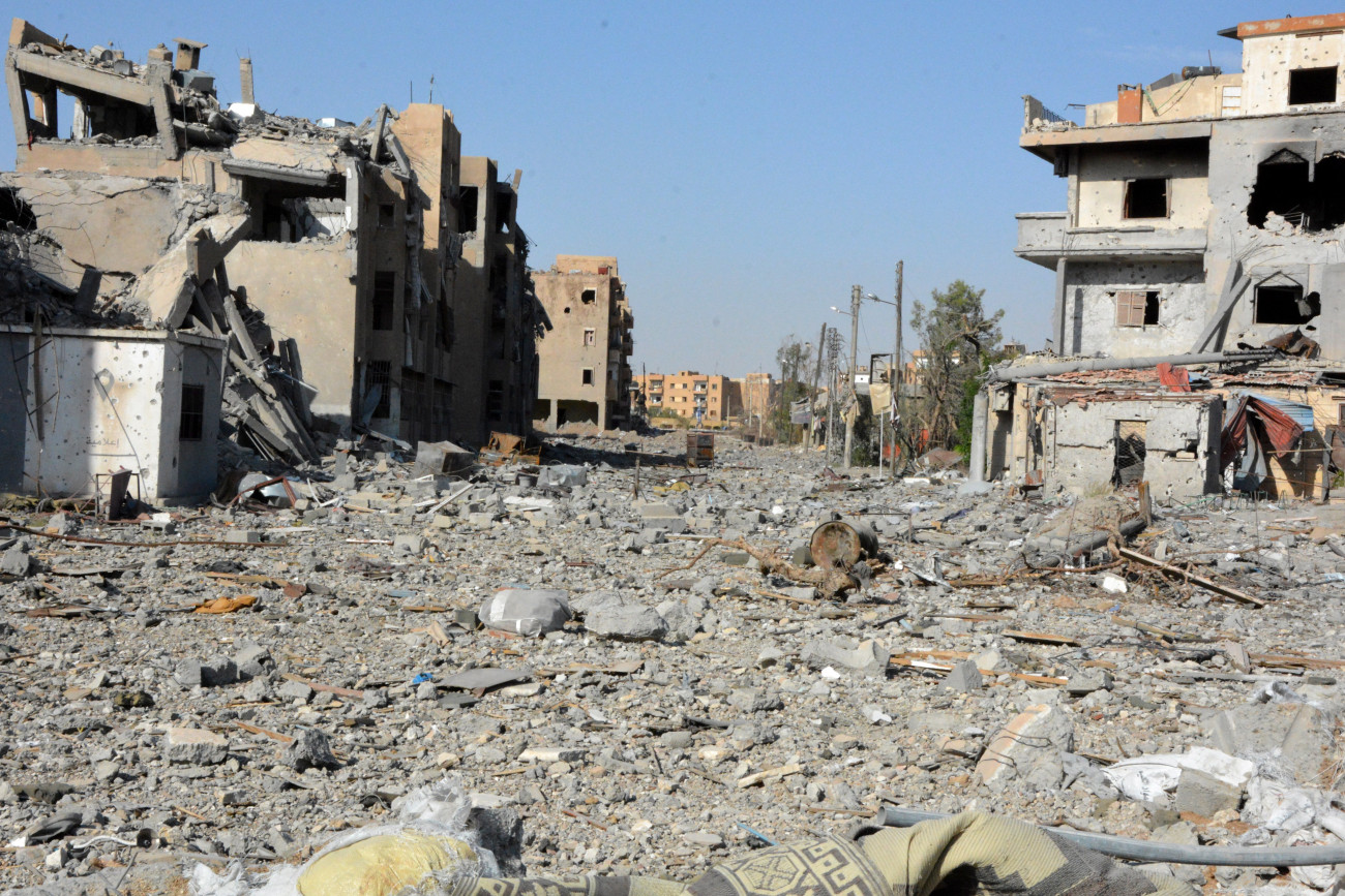 Romos épületek Rakkában 2017. október 23-án. Az észak-szíriai várost az előző nap szabadították fel a kurd és arab milíciák alkotta szíriai ellenzéki ernyőszervezet harcosai az Iszlám Állam uralma alól. (MTI/EPA/Juszef Rabih Juszef)