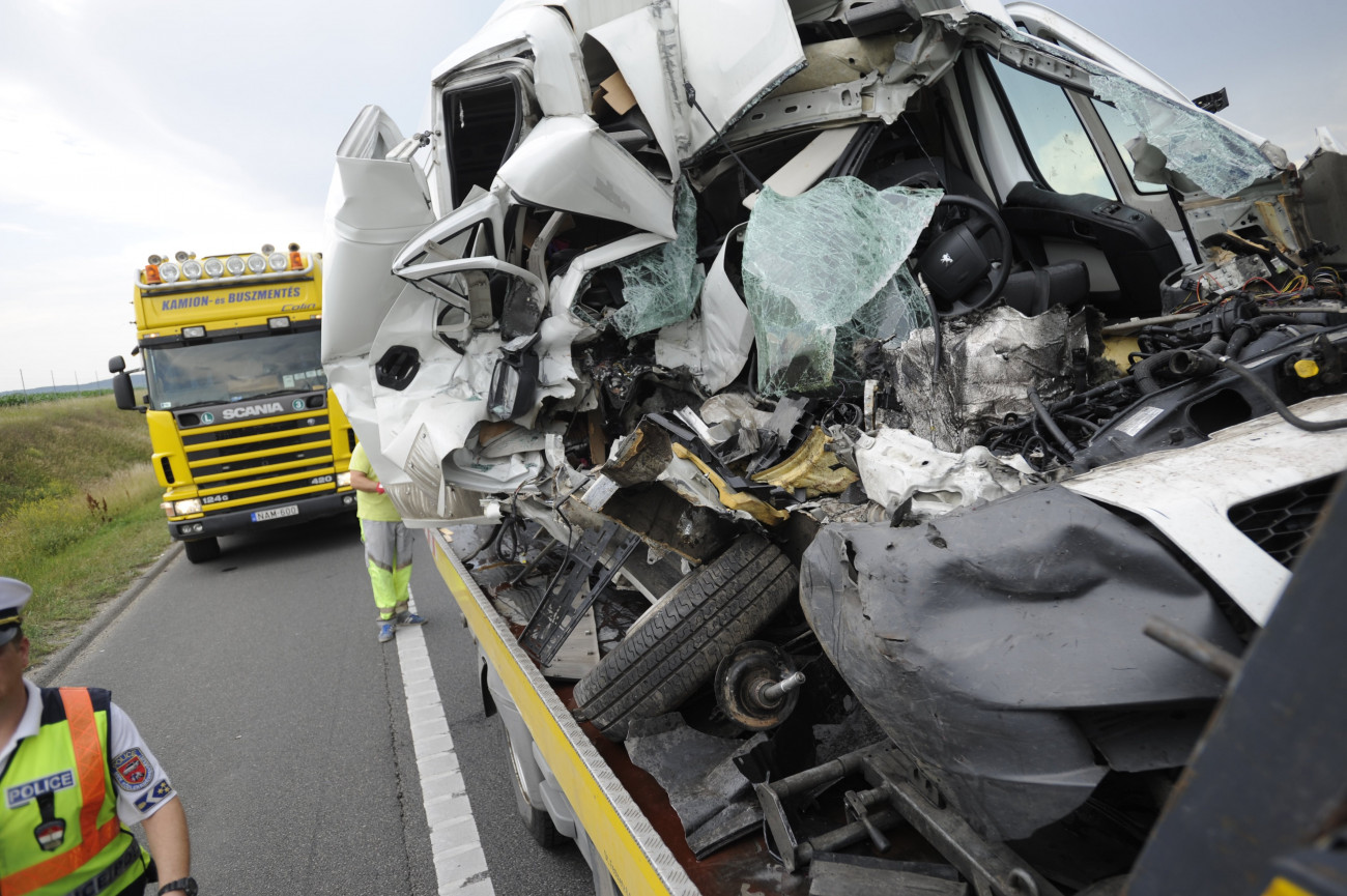 Herceghalom, 2018. június 5.
Ütközésben összetört kisteherautó az M1-es autópályán a Győr felé vezető oldalon, Herceghalomnál 2018. június 5-én. A jármű egy másik kisteherautóval ütközött össze. A balesetben egy nő a helyszínen életét vesztette, ketten súlyosan megsérültek. 
MTI Fotó: Mihádák Zoltán