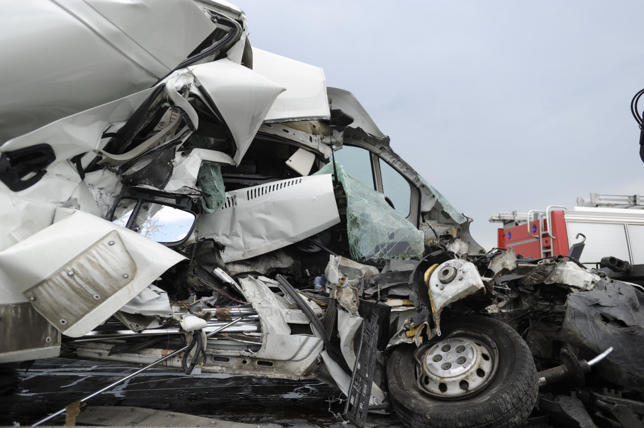 Herceghalom, 2018. június 5.
Ütközésben összetört kisteherautó az M1-es autópályán a Győr felé vezető oldalon, Herceghalomnál 2018. június 5-én. A jármű egy másik kisteherautóval ütközött össze. A balesetben egy nő a helyszínen életét vesztette, ketten súlyosan megsérültek. 
MTI Fotó: Mihádák Zoltán
