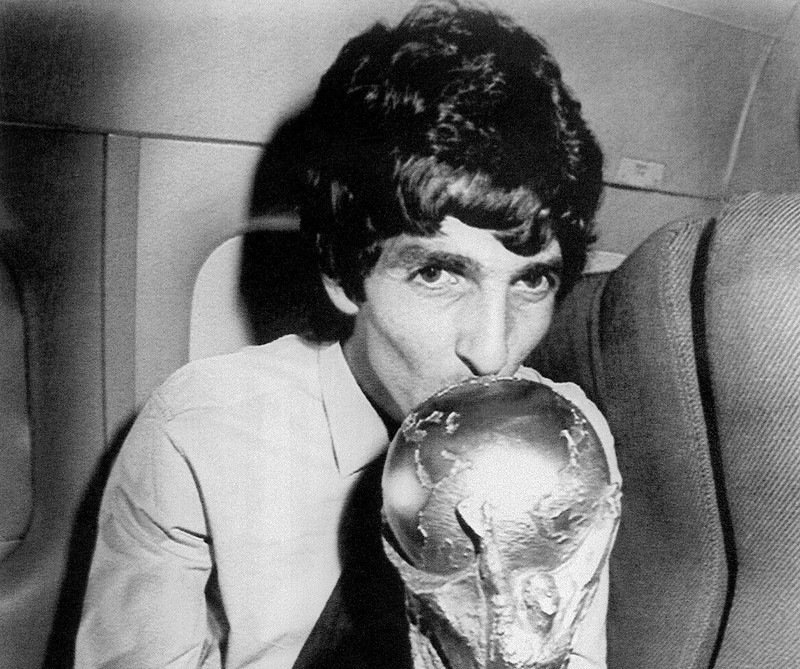 TO GO WITH AFP 2010 WORLD CUP PACKAGE IN ARABIC

(FILES) Italy's star striker Paolo Rossi, who scored most of the goals that led the Italian soccer team to the World Cup championship, kisses the World Cup trophy while flying back to Rome with the team aboard Italian President Sandro Partini's private air force jet 12 July 1982.    AFP PHOTO/UPI