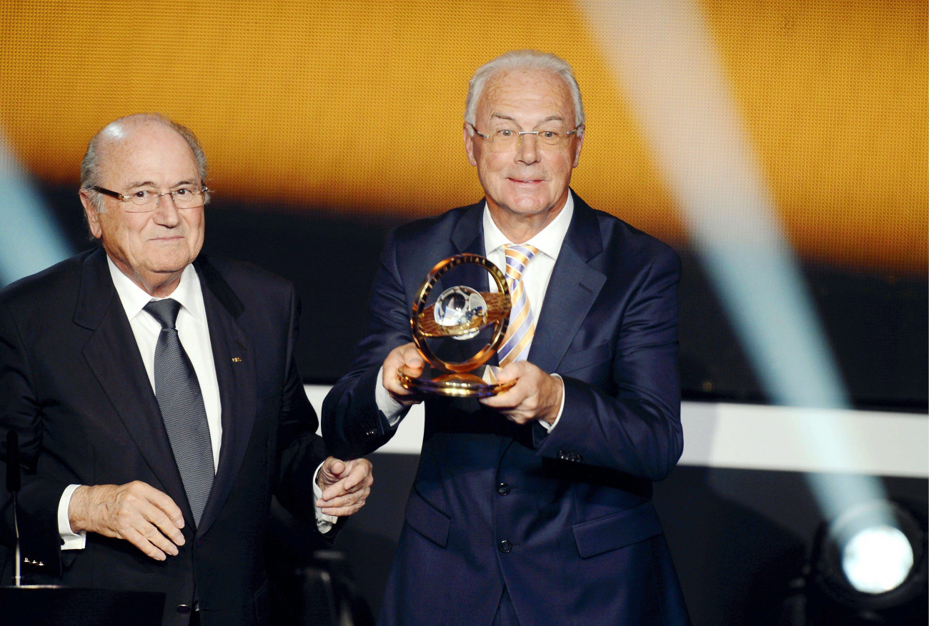 Zürich, 2013. január 7.
Franz Beckenbauer egykori német labdarúgó, a Nemzetközi Labdarúgó-szövetség, a FIFA elnökségi tagja (j) átveszi az Elnöki díjat Sepp Blattertől, a FIFA elnökétől a szövetség díjkiosztó gálaestjén Zürichben 2013. január 7-én. (MTI/EPA/Walter Bieri)