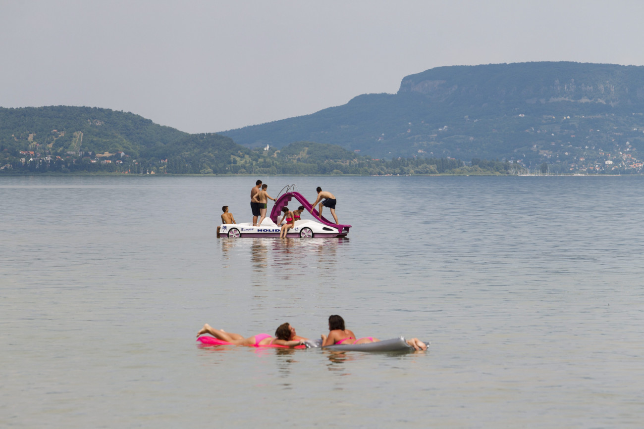 Gyakran végzetes, ha felhevült testtel ugranak bele a vízbe, esetleg bódultan vagy úszástudás nélkül. MTI Fotó: Varga György