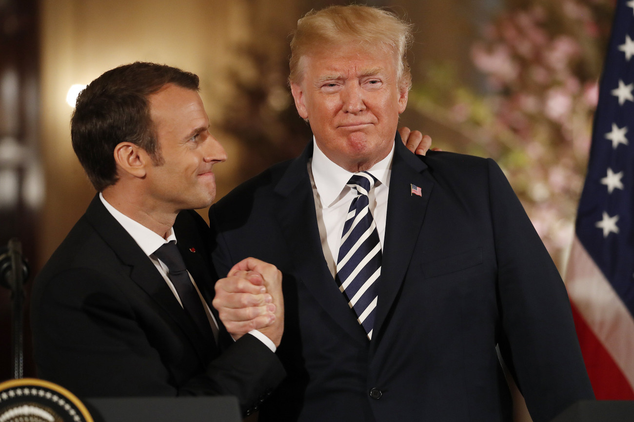 A kanadai csúcson vélhetően nem lesz ilyen kedélye Emmanuel Macron és Donald Trump. (MTI/EPA/Shawn Thew)