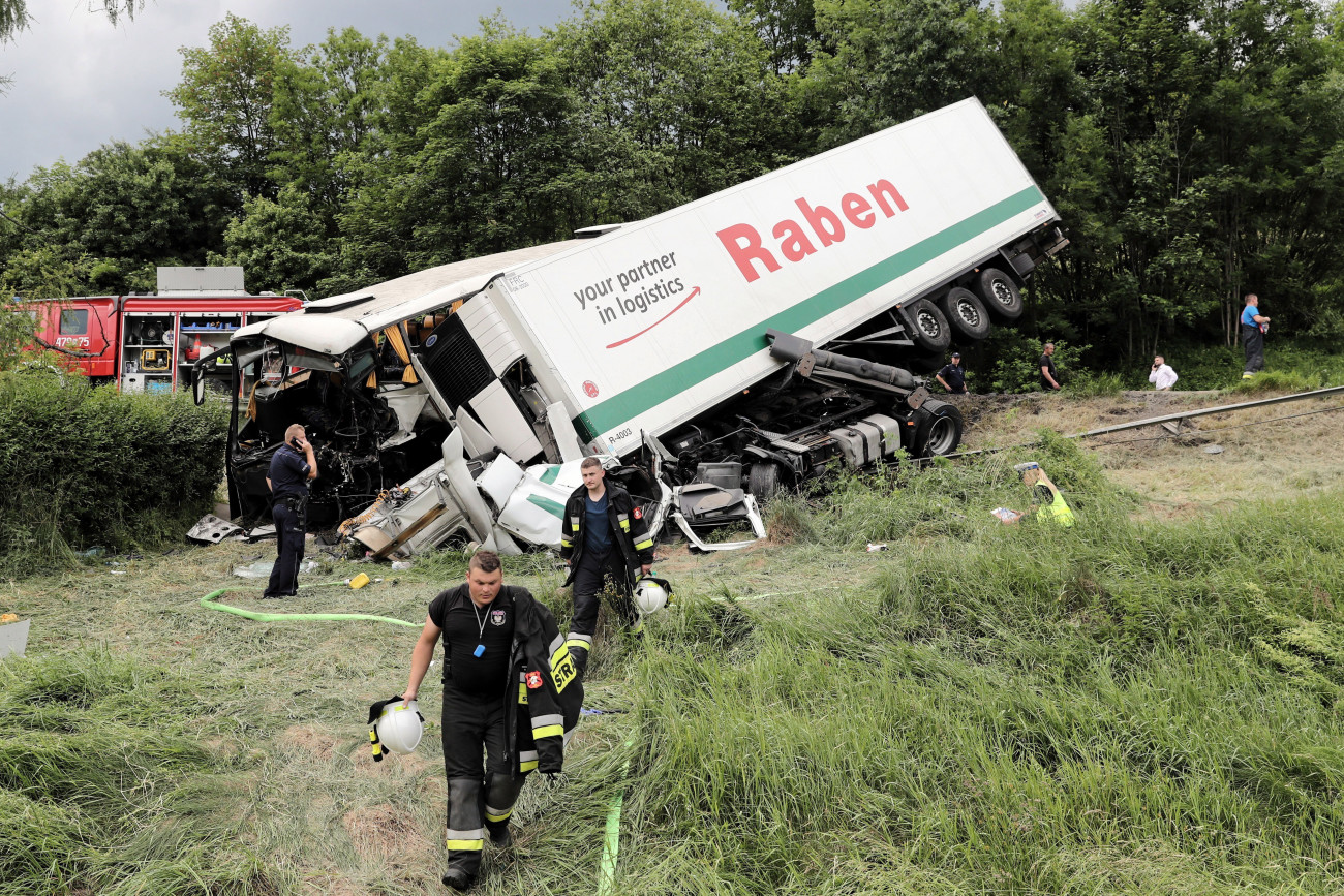 Tenczyn, 2018. június 8.
Tűzoltók dolgoznak egy baleset helyszínén, ahol egy autóbusz kamionnal és személyautóval ütközött a dél-lengyelországi Tenczyn településen 2018. június 8-án. A különjárat kiránduló iskolásokat szállított, a szerencsétlenségben 44-en megsérültek, közülük hatan súlyosan. (MTI/EPA/Grzegorz Momot)