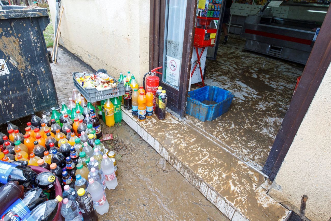 Őrimagyarósd, 2018. június 9.
Az árut pakolják ki egy vegyesboltból 2018. június 9-én Őrimagyarósdon, ahova az éjszakai felhőszakadás miatt beömlött a víz.
MTI Fotó: Varga György