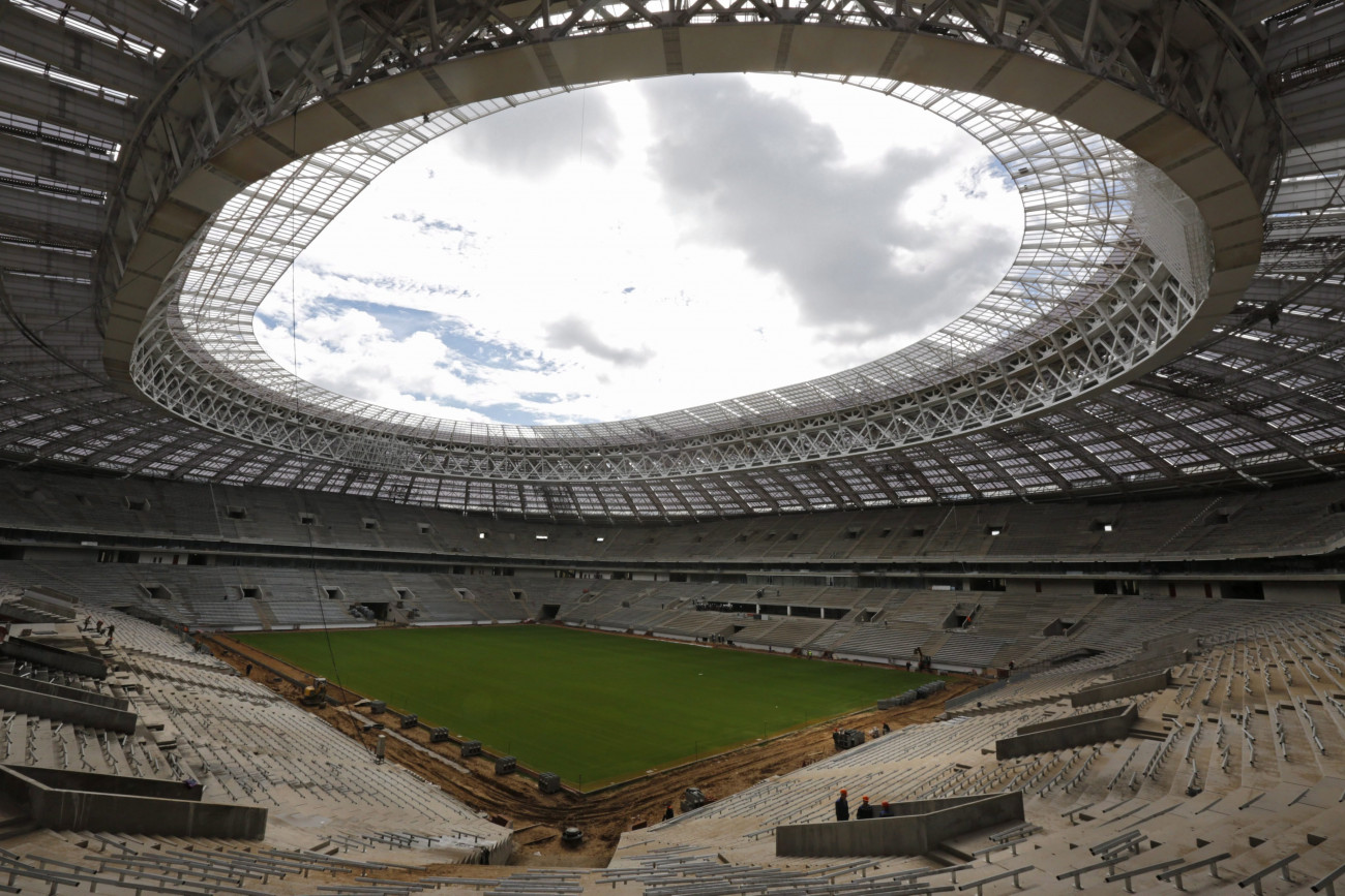 Moszkva, 2016. szeptember 7.
Felújítási munkálatokat végeznek a 2018-as oroszországi labdarúgó-világbajnokság nyitóünnepségének és nyitómérkőzésének, valamint döntőjének otthont adó moszkvai Luzsnyiki Stadionban 2016. szeptember 7-én. A világbajnokságot június 14. és július 15. között rendezik tizenegy orosz városban. (MTI/EPA/Szergej Ilnyickij)