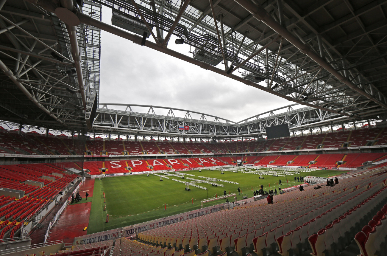 Moszkva, 2017. március 2.
A Szpartak Moszkva új stadionja, az Otkrityije Aréna, a 2018-as oroszországi labdarúgó-világbajnokság egyik helyszíne, a gyepen fűtőberendezés Moszkvában 2017. március 2-án. A Nemzetközi Labdarúgó-szövetség, a FIFA és az orosz szervezőbizottság ezen a napon megszemlélte a vb-mérkőzéseknek otthont adó létesítményeket. (MTI/EPA/Jurij Kocsetkov)