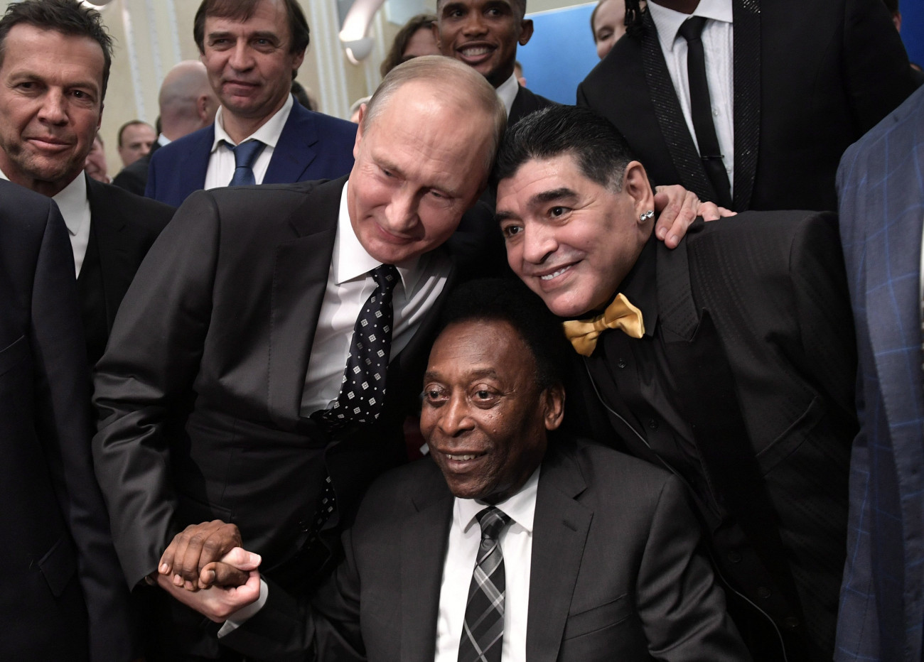 Moszkva, 2017. december 1.
Vlagyimir Putyin orosz elnök (j) és Diego Maradona egykori argentin futballistacsillag (j), valamint Edson Arantes do Nascimento, közismert nevén Pelé egykori legendás brazil labdarúgó (k) a 2018-as oroszországi labdarúgó-világbajnokság csoportbeosztásának sorsolásán a moszkvai Kremlben 2017. december 1-jén. (MTI/EPApool/Szputnyik/Kreml/Alekszej Nikolszkij)