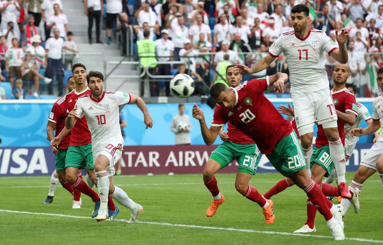 Szentpétervár, 2018. június 15.
A marokkói Aziz Bouhaddouz (j2) öngólt fejel az oroszországi labdarúgó-világbajnokság B csoportjának első fordulójában játszott Marokkó  Irán mérkőzésen Szentpéterváron 2018. június 15-én. (MTI/EPA/Georgi Licovszki)