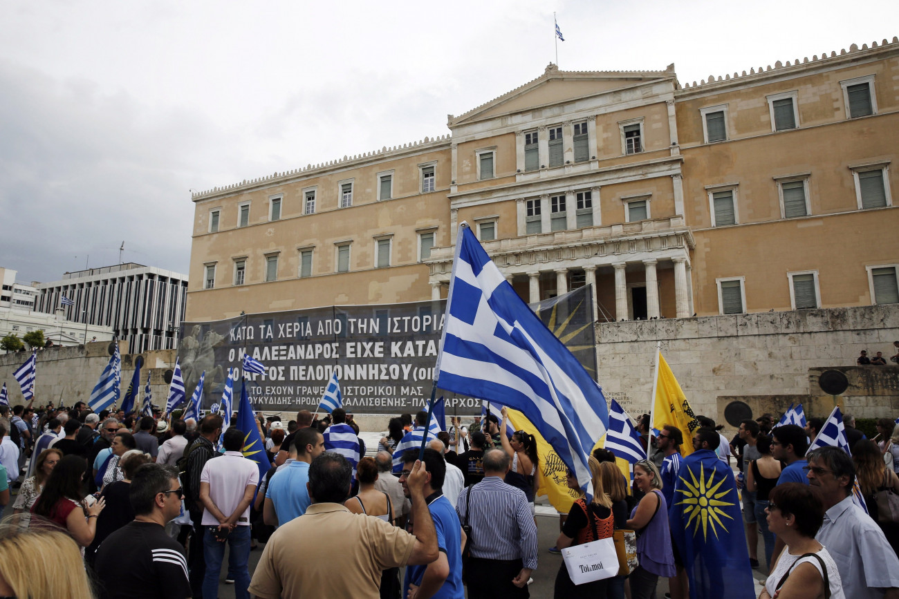 Athén, 2018. június 16.
Tüntetők tiltakoznak a görög-macedón névvita rendezése ellen az athéni parlament előtt 2018. június 16-án. A görög parlament ezen a napon elutasította az Alekszisz Ciprasz görög kormányfő elleni bizalmatlansági indítványt, amelyet az Új Demokrácia jobbközép ellenzéki párt nyújtotta be a Macedónia új nevéről kötött görög-macedón megállapodás miatt. Macedónia és Görögország között azóta folyik vita az ország nevéről, hogy Macedónia 1991-ben függetlenné vált Jugoszláviától. Macedónia eddig Macedónia Volt Jugoszláv Köztársaság néven szerepelt a hivatalos iratokban. A június 12-én megkötött egyezmény értelmében az országot Észak-Macedóniára nevezik át. (MTI/AP/Alexandros Vlahosz)
