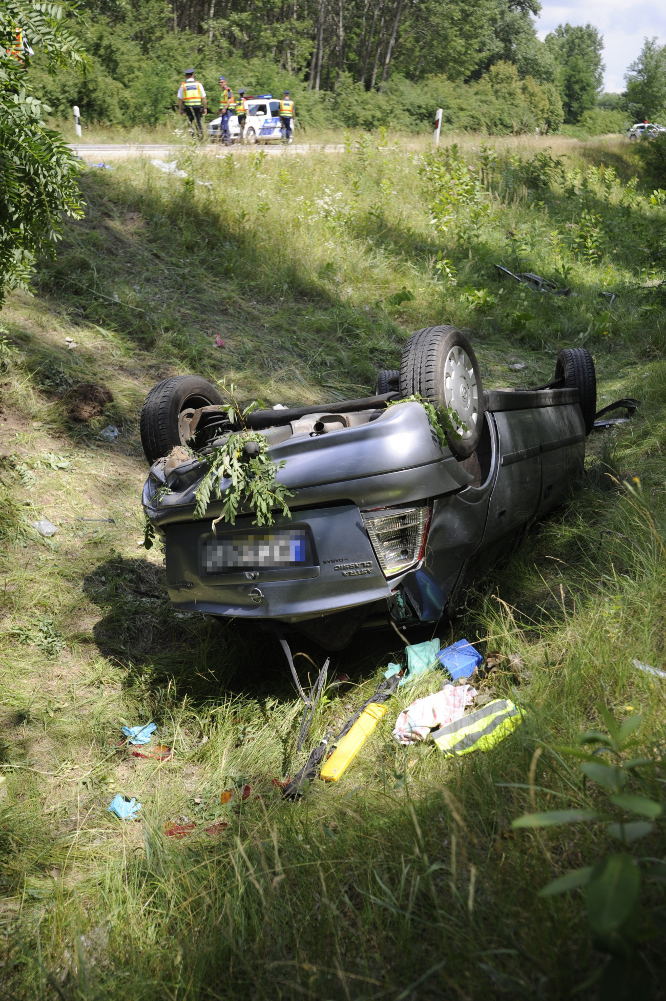 Újhartyán, 2018. június 19.
Felborult személyautó a 405-ös út mellett, Újhartyán közelében, ahol a gépjármű árokba hajtott 2018. június 19-én. A balesetben egy ember meghalt, ketten pedig súlyos, életveszélyes sérüléseket szenvedtek.
MTI Fotó: Mihádák Zoltán