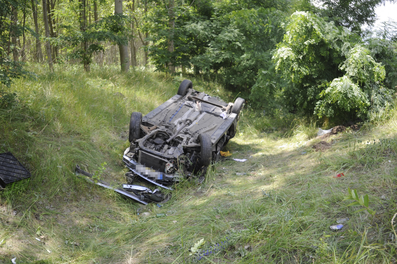 Újhartyán, 2018. június 19.
Felborult személyautó a 405-ös út mellett, Újhartyán közelében, ahol a gépjármű árokba hajtott 2018. június 19-én. A balesetben egy ember meghalt, ketten pedig súlyos, életveszélyes sérüléseket szenvedtek.
MTI Fotó: Mihádák Zoltán