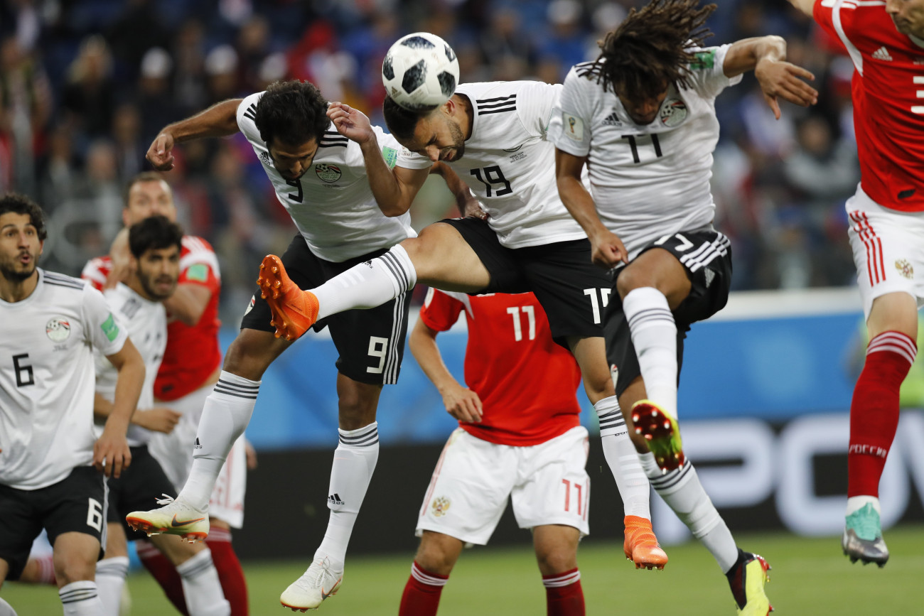 Az egyiptomi Abdallah Szaid (k) fejeli a labdát az Oroszország  Egyiptom mérkőzésen, az oroszországi labdarúgó-világbajnokság A csoportjának második fordulójában a szentpétervári Kresztovszkij Stadionban 2018. június 19-én 
(MTI/AP/Efrem Lukackij)