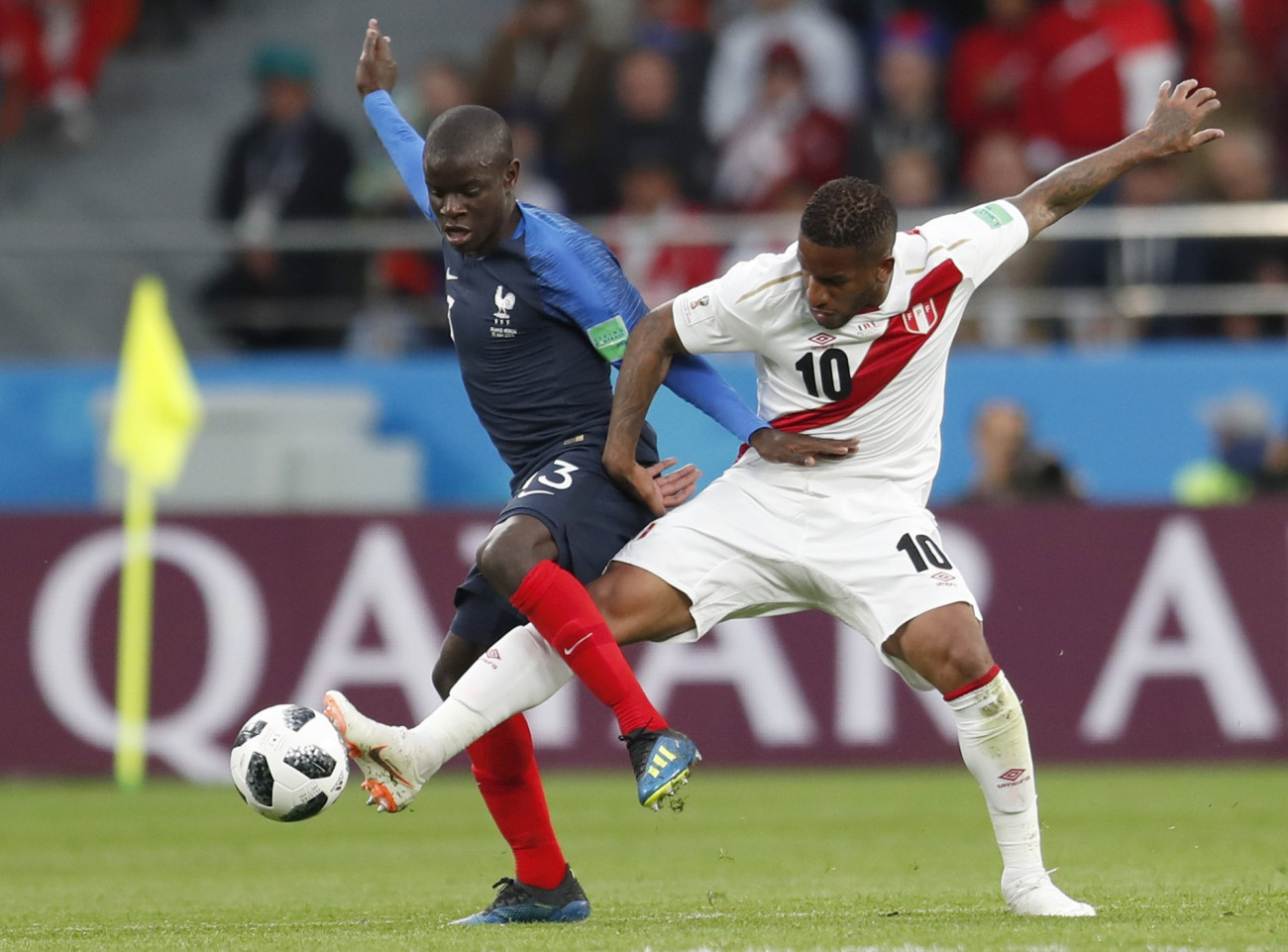 Jekatyerinburg, 2018. június 21.
A francia Ngolo Kante (b) és a perui Jefferson Farfan a Franciaország  Peru mérkőzésen, az oroszországi labdarúgó-világbajnokság C csoportjának második fordulójában Jekatyerinburgban 2018. június 21-én. (MTI/AP/Natacha Pisarenko)