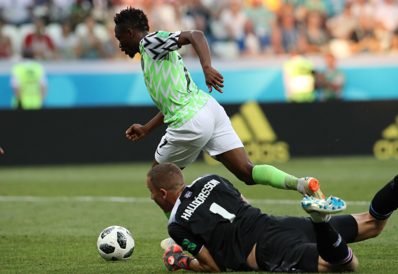 Volgográd, 2018. június 22.
A nigériai Ahmed Musa, mielőtt berúgja második gólját a Nigéria  Izland mérkőzésen, az oroszországi labdarúgó-világbajnokság D csoportjának második fordulójában Volgográdban 2018. június 22-én. (MTI/EPA/Zurab Kurcikidze)