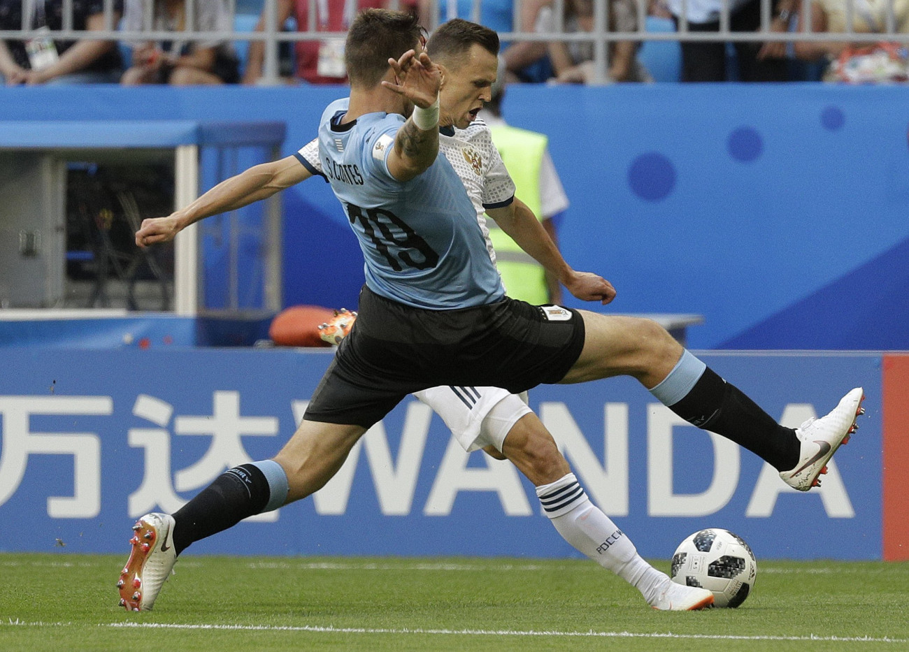Szamara, 2018. június 25.
Az orosz Gyenyisz Cserisev (j) és az uruguayi Sebastian Coates az oroszországi labdarúgó-világbajnokság A csoportjának harmadik fordulójában játszott Uruguay-Oroszország mérkőzésen a Szamara Arénában 2018. június 25-én. (MTI/AP/Gregorio Borgia)