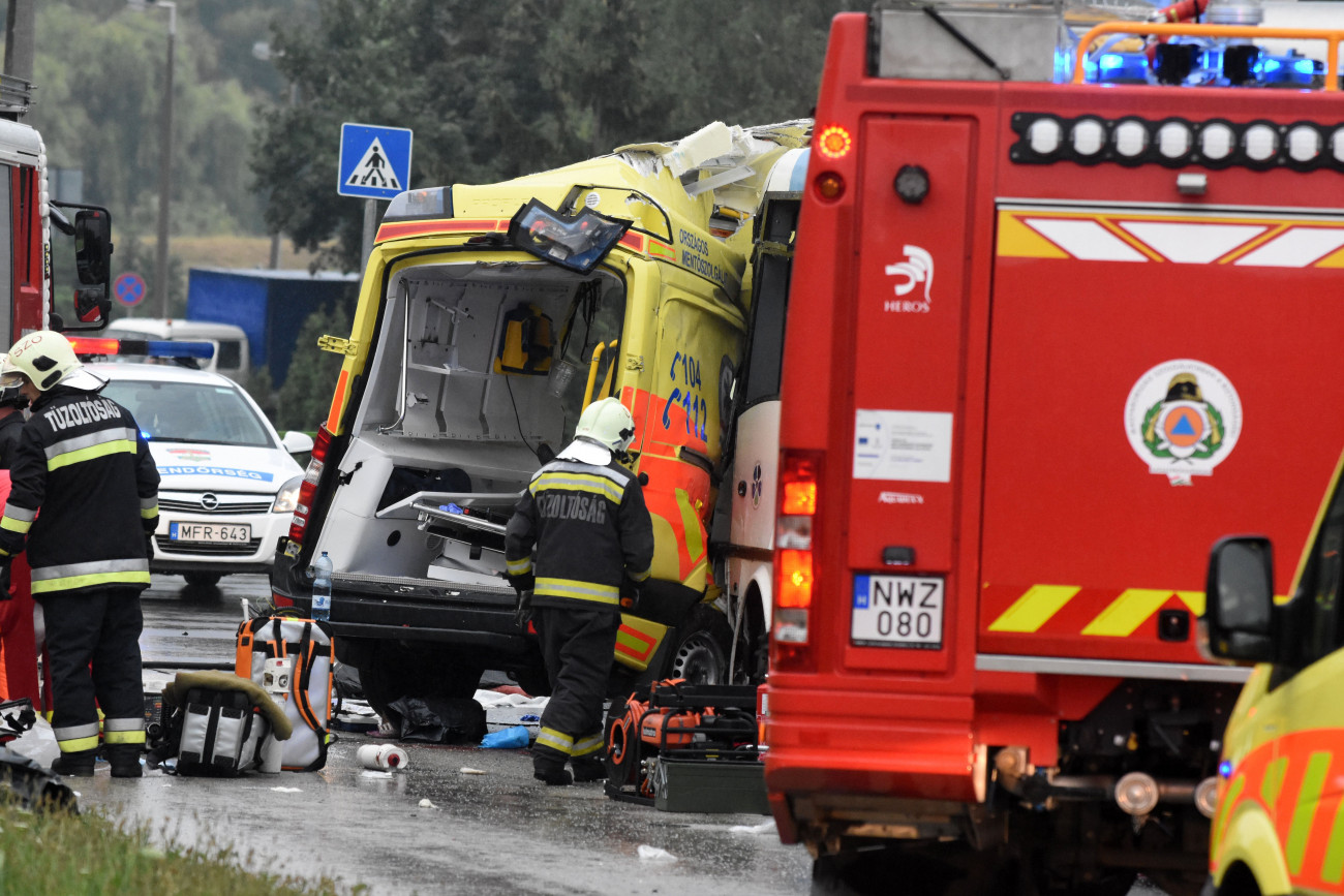 Szolnok, 2018. június 27.
Ütközésben összetört mentőautó Szolnokon a Debreceni úton 2018. június 27-én. A balesetben a mentőautó és egy utasokat szállító autóbusz ütközött. A mentőautó vezetője és a szállított beteg életét vesztette, az esetkocsiban tartózkodó mentőápoló és mentőtiszt pedig súlyosan megsérült. A buszon huszan szenvedtek - az első vizsgálat szerint - könnyű sérülést.
MTI Fotó: Mészáros János