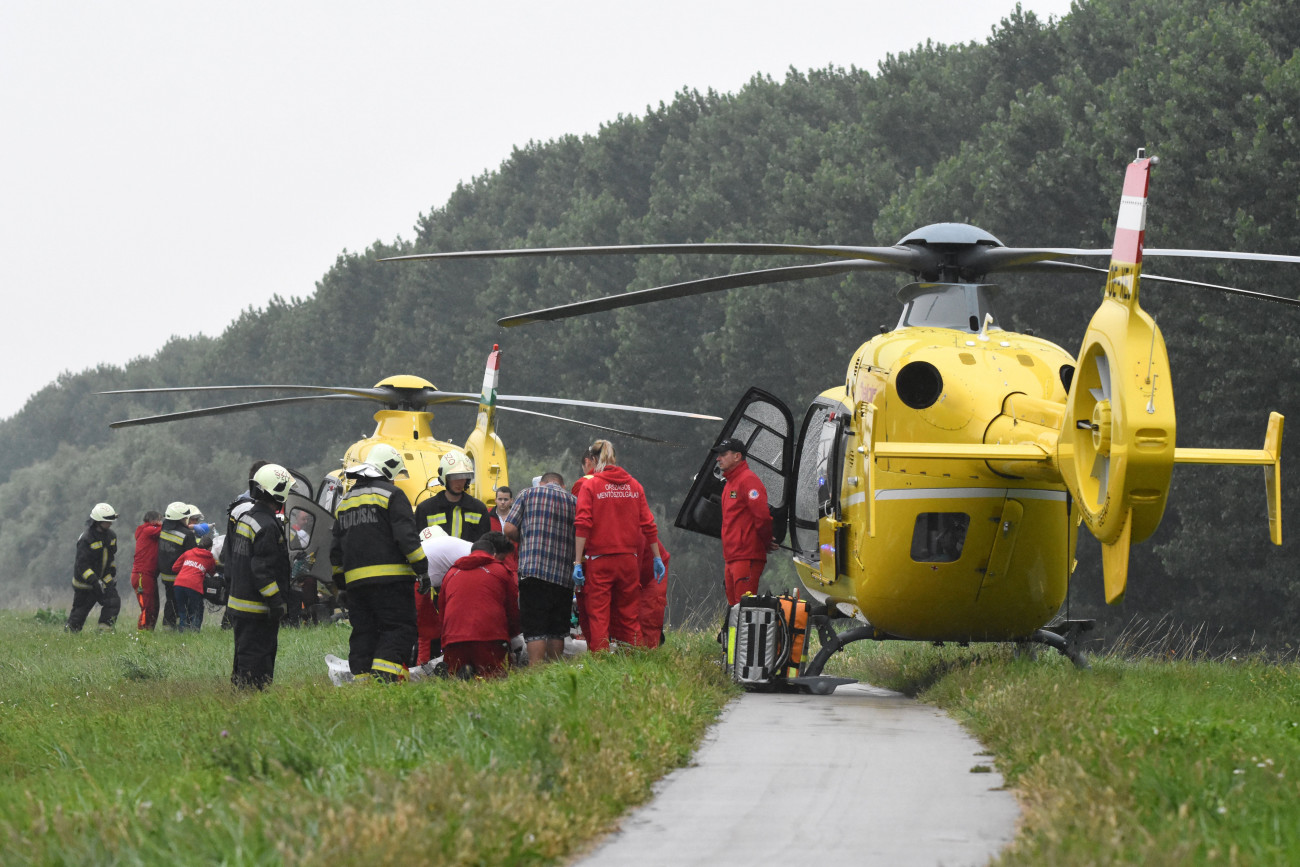 Szolnok, 2018. június 27.
Mentőhelikopterek Szolnokon 2018. június 27-én a Debreceni úton, ahol egy mentőautó és egy utasokat szállító autóbusz ütközött össze. A mentőautó vezetője és a szállított beteg életét vesztette, az esetkocsiban tartózkodó mentőápoló és mentőtiszt pedig súlyosan megsérült. A buszon huszan szenvedtek - az első vizsgálat szerint - könnyű sérülést.
MTI Fotó: Mészáros János
