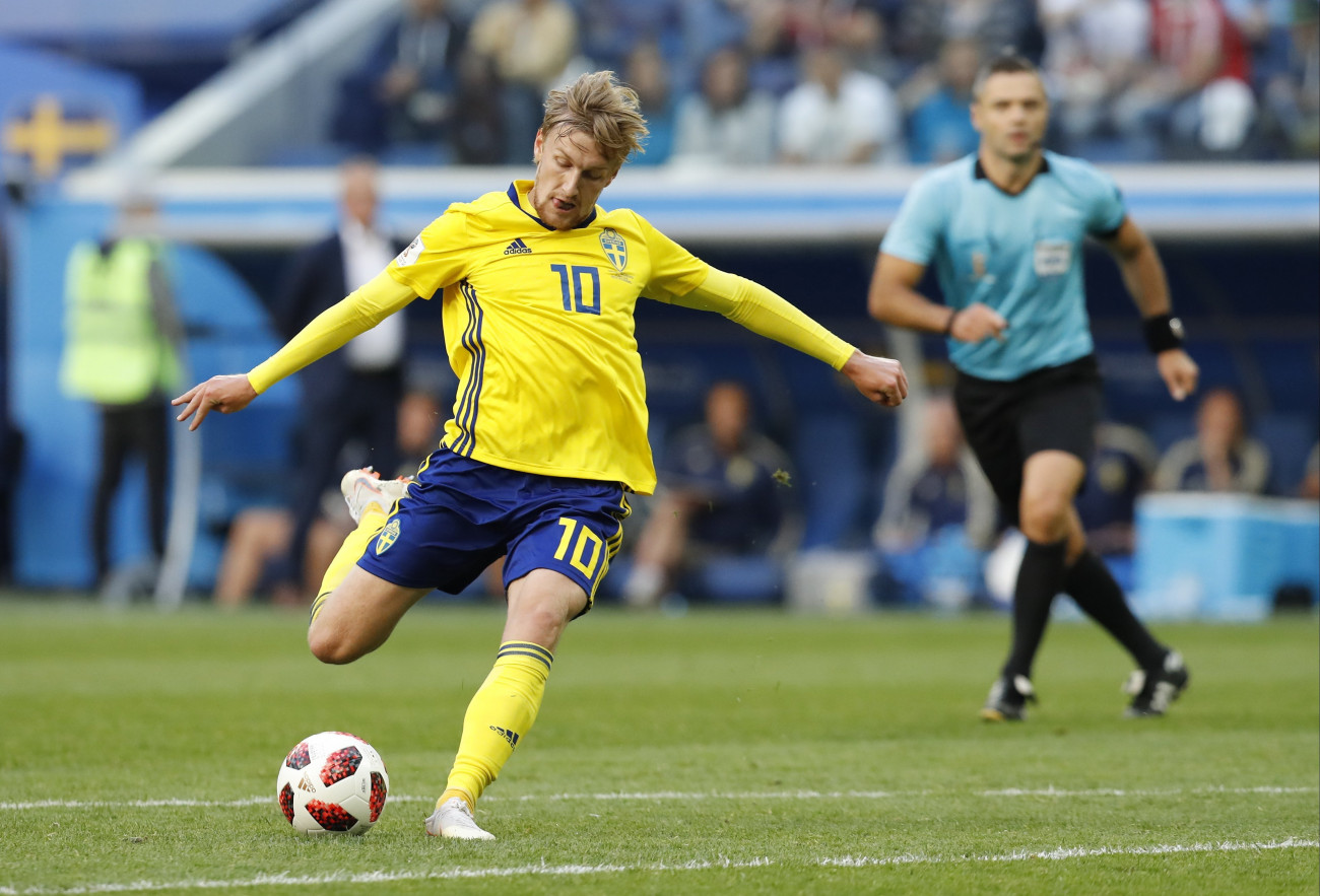 Szentpétervár, 2018. július 3.
A svéd Emil Forsberg (k) gólt rúg a Svédország - Svájc mérkőzésen, az oroszországi labdarúgó-világbajnokság nyolcaddöntőjében Szentpéterváron 2018. július 3-án. (MTI/AP/Efrem Lukackij)