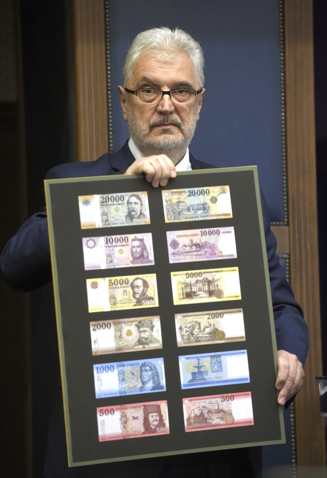 Budapest, 2018. július 3.
Pataki Tibor, az MNB Készpénzlogisztikai Igazgatóságának vezetője mutatja a forgalomban lévő bankjegyeket, alul az új 500 forintos az MNB Teátrumában tartott sajtótájékoztatón 2018. július 3-án. Az MNB 2014-ben megkezdett bankjegycsereprogramja hamarosan lezárul, a sorozat utolsó elemeként megújult az 500 forintos is. A most használatos 500 forintos bankjegyekkel 2019. október 31-ig lehet fizetni.
MTI Fotó: Bruzák Noémi
