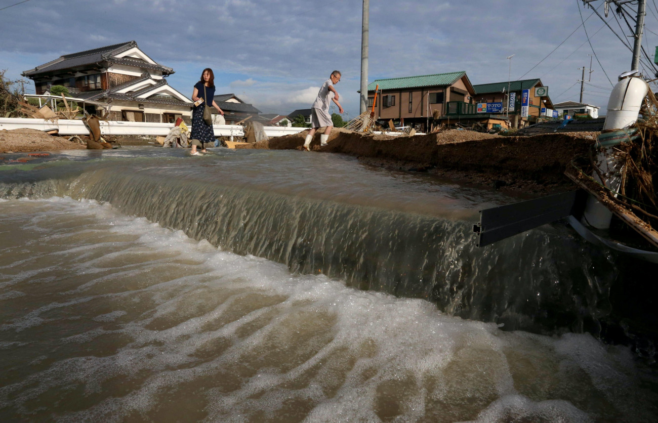 Kurasiki, 2018. július 9.
Víz hömpölyög egy utcán, az Okajama prefektúrabeli Kurasikiben 2018. július 9-én. A heves esőzések előidézte áradások és földcsuszamlások miatt mintegy száz ember életét vesztette, hatvannyolcat eltűntként tartanak nyilván Japán nyugati és közéspő részén. (MTI/EPA/Jiji Press)