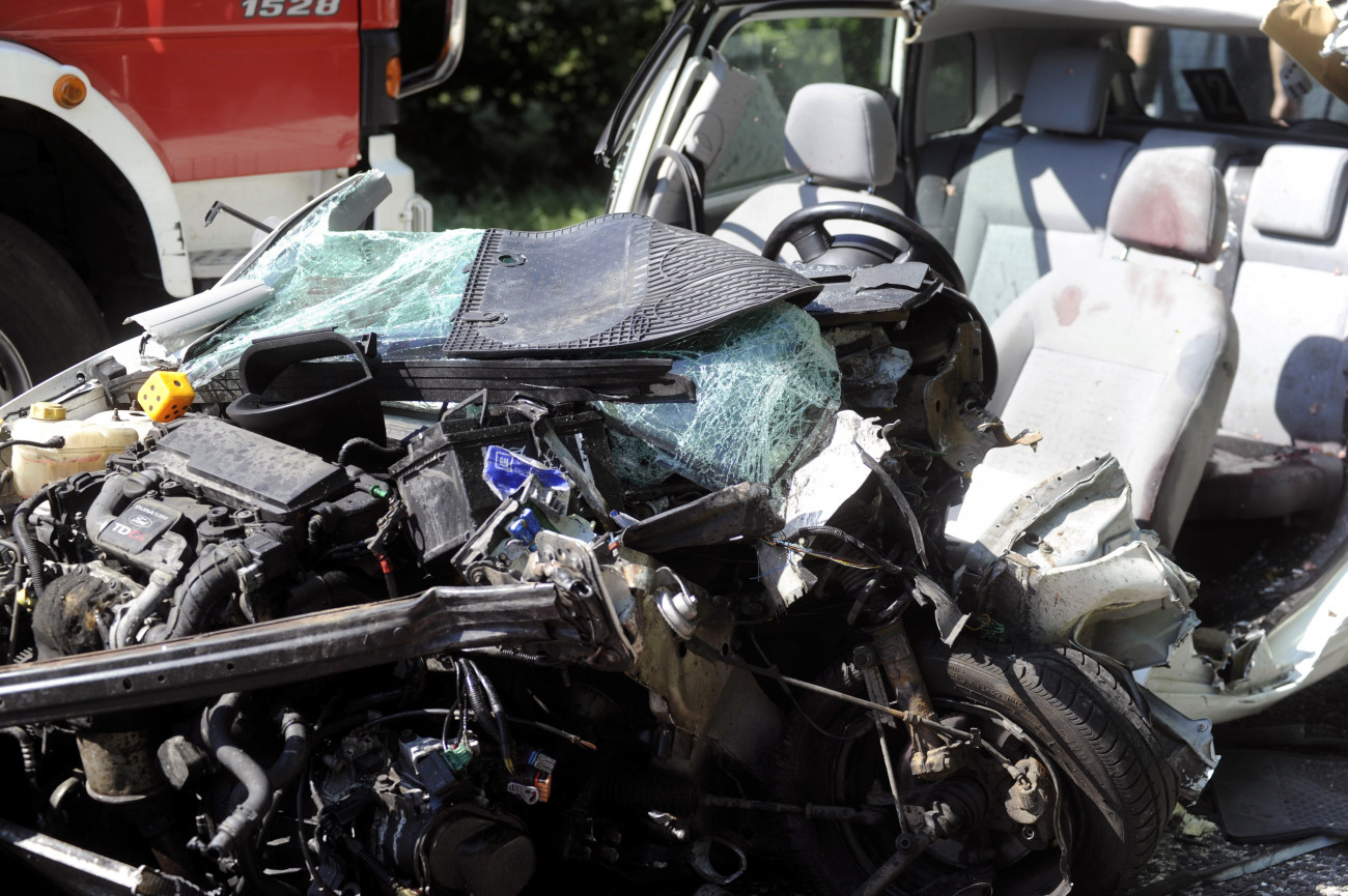 Bicske, 2018. július 10.
Összetört személygépkocsi, miután teherautóval ütközött az 1-es főúton Bicskénél 2018. július 10-én. Az autót vezető férfi életét vesztette.
MTI Fotó: Mihádák Zoltán