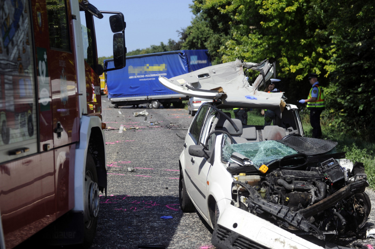 Bicske, 2018. július 10.
Sérült személygépkocsi és teherautó, miután összeütköztek az 1-es főúton Bicskénél 2018. július 10-én. A személyautót vezető férfi életét vesztette.
MTI Fotó: Mihádák Zoltán