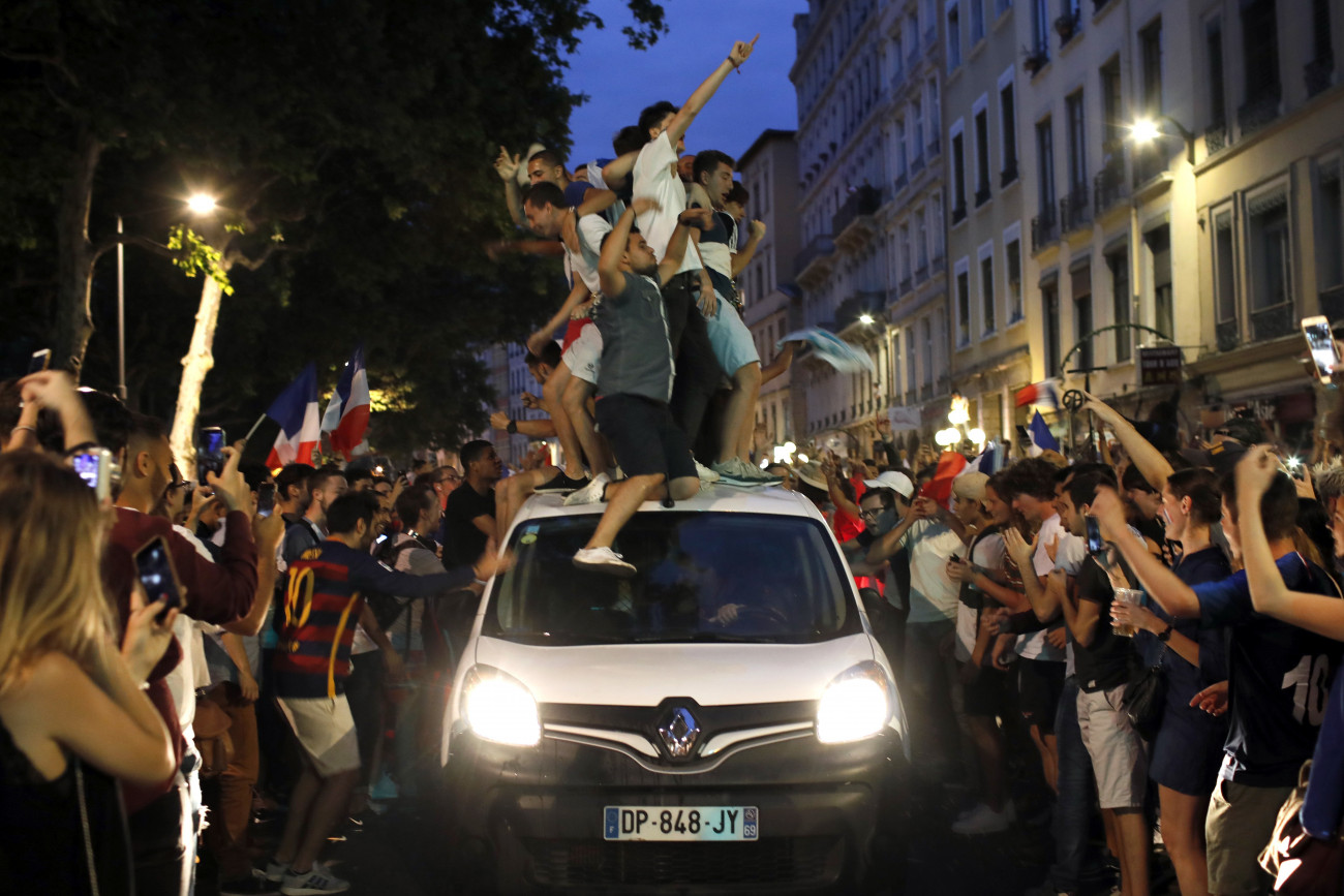Lyon, 2018. július 11.
Francia szurkolók ünnepelnek Lyonban, miután csapatuk 1-0-ra győzött az oroszországi labdarúgó-világbajnokság elődöntőjében játszott Franciaország - Belgium mérkőzésen 2018. július 10-én. (MTI/AP/Laurent Cipriani)