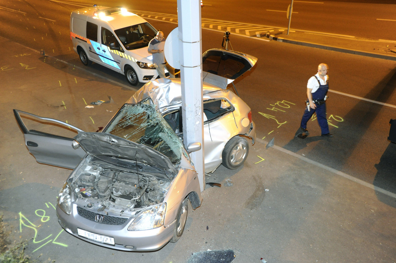 Budapest, 2018. július 12.
Összeroncsolódott személyautó Budapesten, a Budaörsi út és a Bozókvár utca kereszteződésénél 2018. július 12-re virradó éjjel, miután a jármű összeütközött egy másik autóval, majd egy oszlopnak csapódott. A sofőr a helyszínen meghalt.
MTI Fotó: Mihádák Zoltán