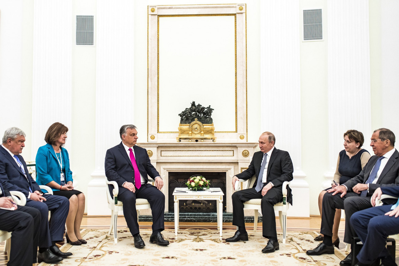 Moszkva, 2018. július 15.
A Miniszterelnöki Sajtóiroda által közreadott képen Vlagyimir Putyin orosz elnök (j3) fogadja Orbán Viktor miniszterelnököt (b3) a moszkvai Kremlben 2018. július 15-én. Mellettük Szergej Lavrov orosz külügyminiszter (j) és Csányi Sándor, az OTP Bank elnök-vezérigazgatója (b).
MTI Fotó: Miniszterelnöki Sajtóiroda / Szecsődi Balázs