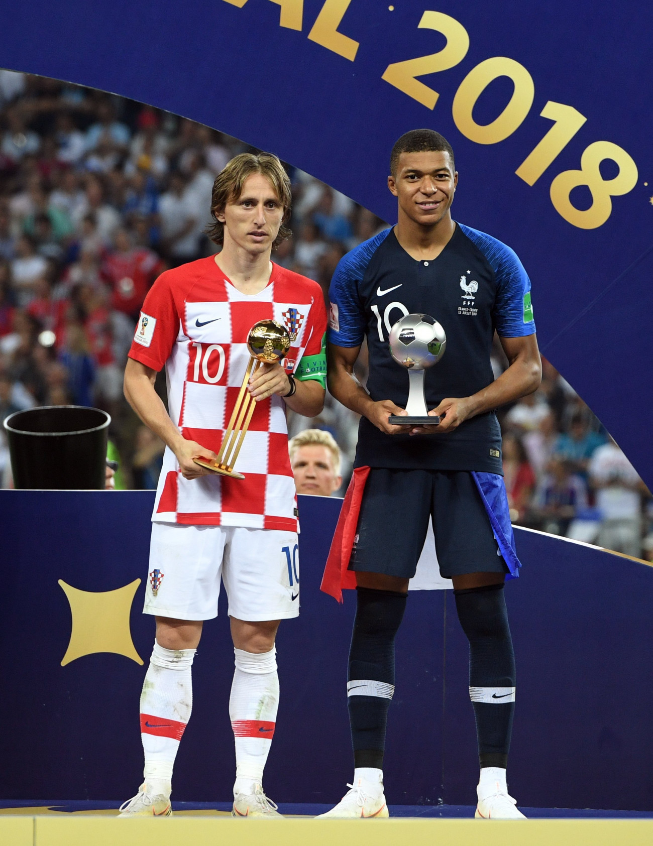Moszkva, 2018. július 15.
A horvát Luka Modric, az oroszországi labdarúgó-világbajnokság legjobb játékosának járó Aranylabdával (b) és a francia Kylian Mbappe, a torna legjobb fiatal játékosának járó trófeával a Franciaország - Horvátország döntő mérkőzés  után a moszkvai Luzsnyiki Stadionban 2018. július 15-én. Franciaország 4-2-re győzött. (MTI/EPA/Facundo Arrizabalaga)