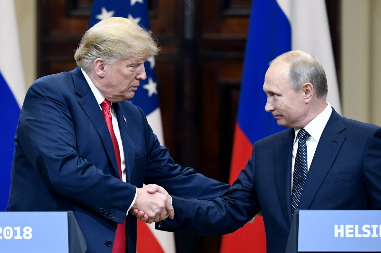 Helsinki, 2018. július 16.
Donald Trump amerikai elnök (b) és Vlagyimir Putyin elnök orosz államfő kezet fog a kétoldalú megbeszélésüket követő sajtótájékoztatón a finn elnöki palotában, Helsinkiben 2018. július 16-án. (MTI/AP/Lehtikuva/Jussi Nukari)