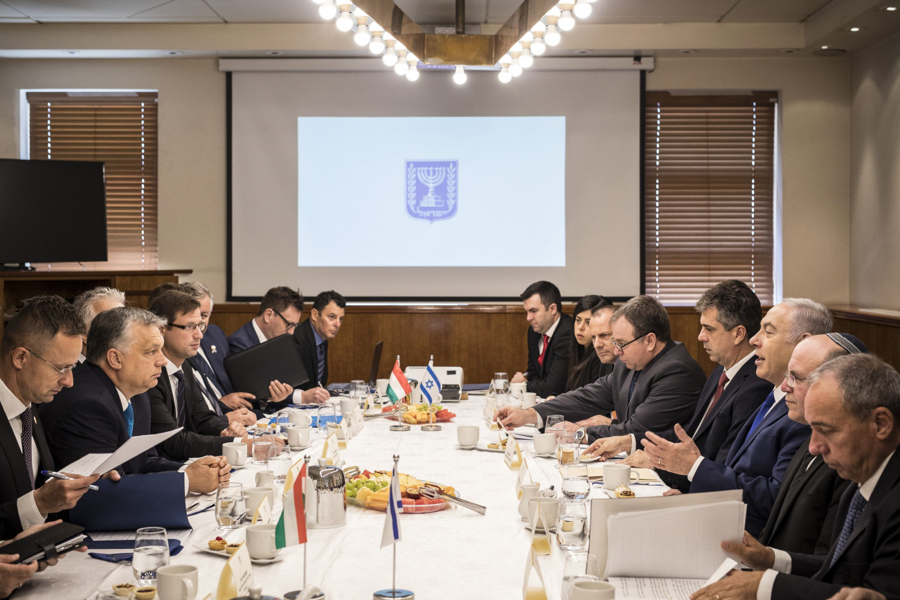 Jeruzsálem, 2018. július 19.
A Miniszterelnöki Sajtóiroda által közreadott képen Orbán Viktor miniszterelnök (b2) és Benjámin Netanjahu izraeli miniszterelnök (j3) megbeszélést folytat Jeruzsálemben 2018. július 19-én. Balra Szijjártó Péter külgazdasági és külügyminiszter (b), Gulyás Gergely, a Miniszterelnökséget vezető miniszter (b4).
MTI Fotó: Miniszterelnöki Sajtóiroda / Szecsődi Balázs
