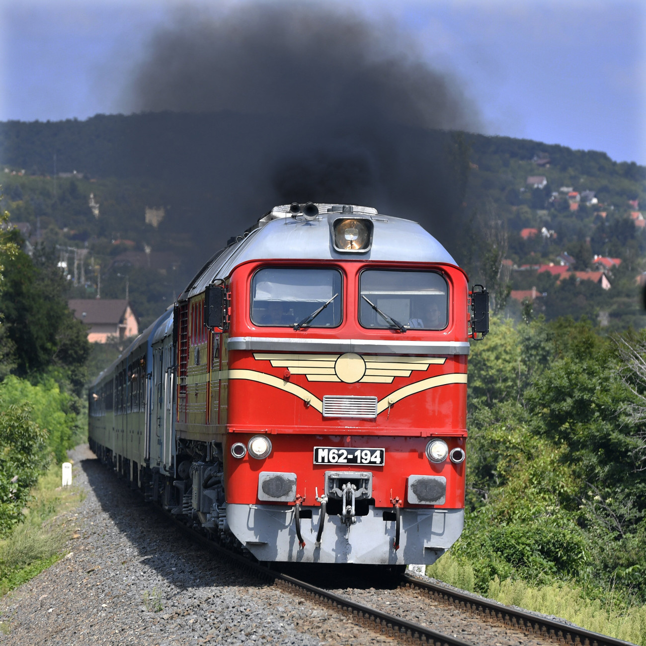 Balatonarács, 2018. július 29.
A hatvanas évek stílusában lefestett M62-es Szergej elnevezésű mozdony, a Kék hullám nevű menetrend szerinti gyorsvonat Balatonarácsnál 2018. július 29-én.
MTI Fotó: Máthé Zoltán