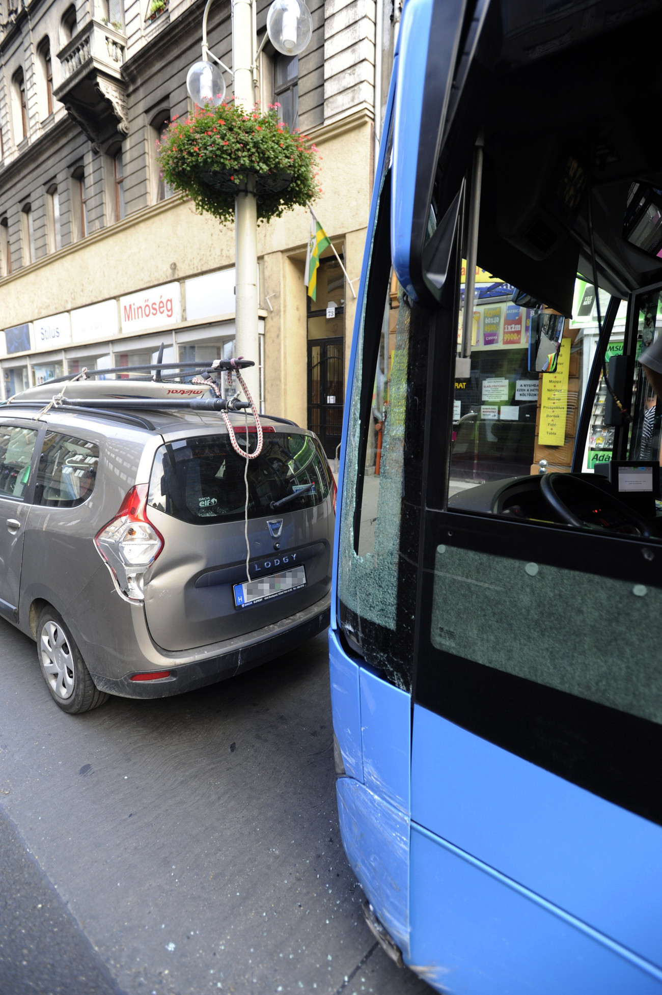 Budapest, 2018. augusztus 1.
Sérült autóbusz és személygépkocsi miután összeütköztek Budapesten, a Rákóczi úton 2018. augusztus 1-jén. A balesetben 11 ember megsérült.
MTI Fotó: Mihádák Zoltán