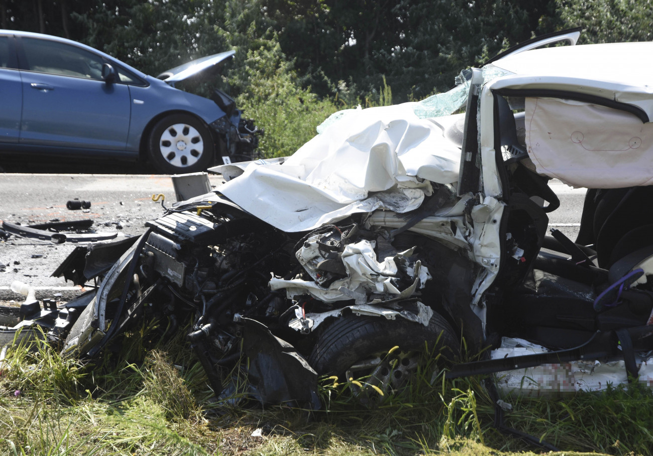 Szolnok, 2018. augusztus 3.
Összetört személygépkocsik a 4-es főút 95-ös kilométerénél, Szolnoknál, ahol két autó frontálisan összeütközött 2018. augusztus 3-án. A balesetben egy ember meghalt, öten súlyosan, illetve életveszélyesen megsérültek.
MTI Fotó: Mészáros János