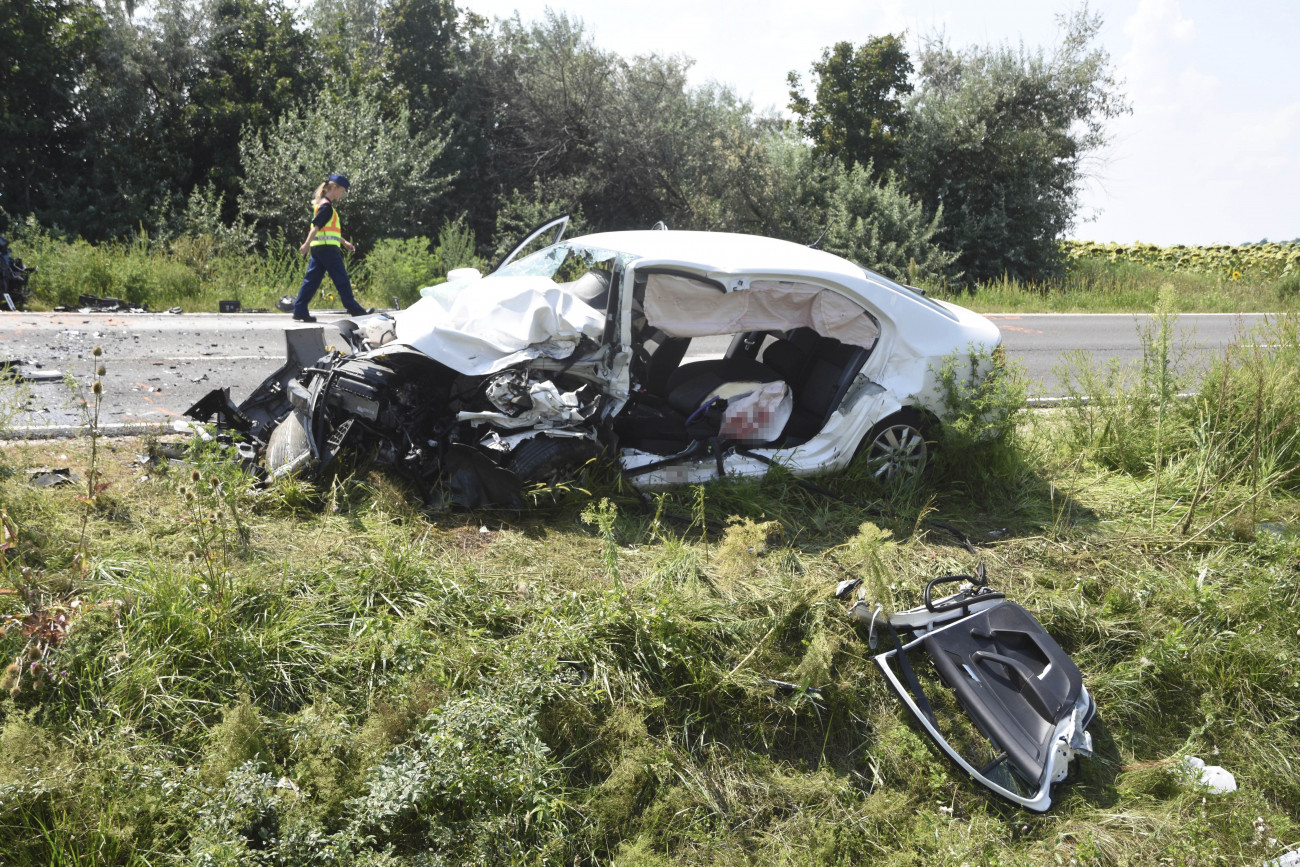 Szolnok, 2018. augusztus 3.
Összetört személygépkocsi a 4-es főút 95-ös kilométerénél, Szolnoknál, ahol két autó frontálisan összeütközött 2018. augusztus 3-án. A balesetben egy ember meghalt, öten súlyosan, illetve életveszélyesen megsérültek.
MTI Fotó: Mészáros János