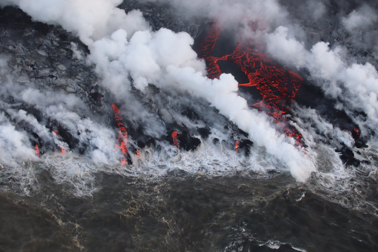 Augusztus 5-i kép a tengerbe ömlő láváról. (fotó: volcanoes.usgs.gov)