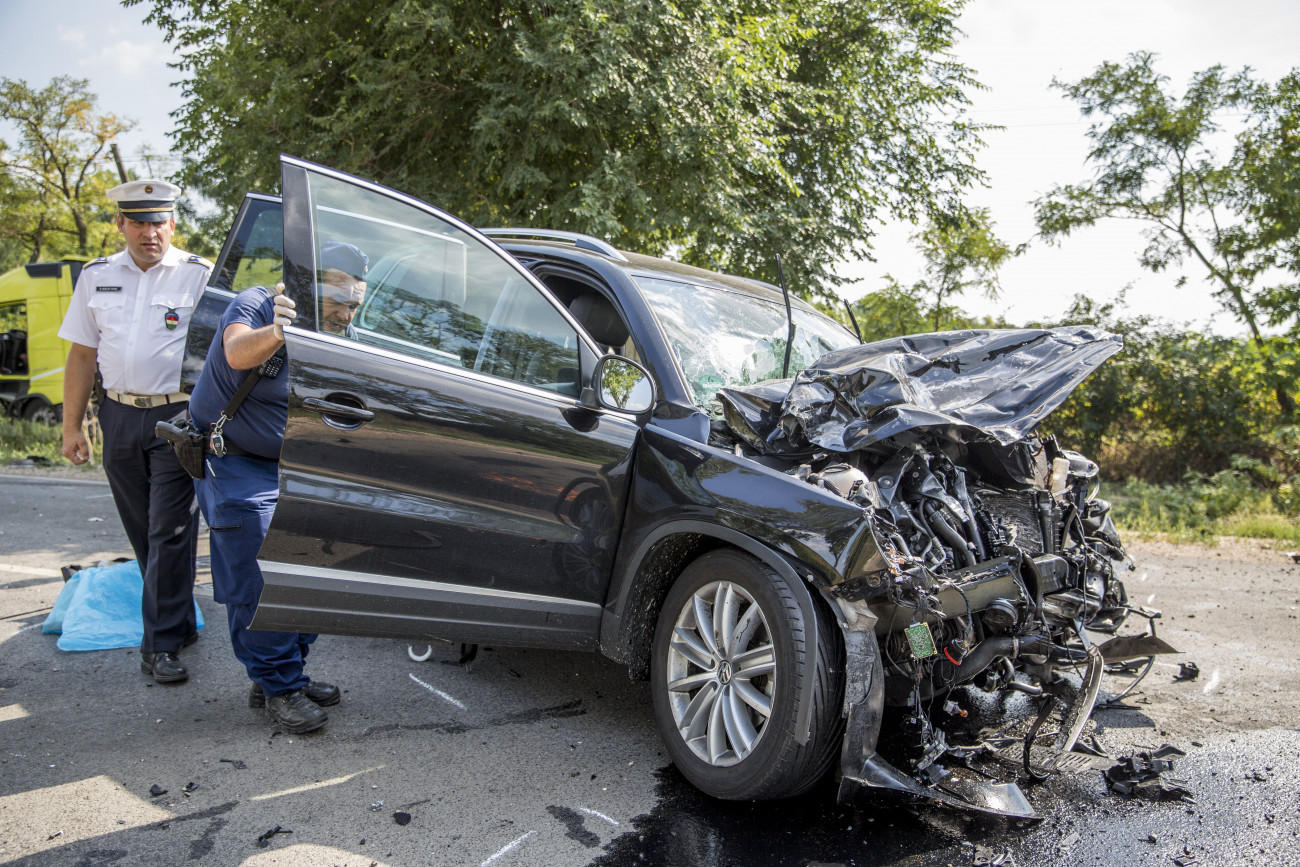 Szarvas, 2018. augusztus 8.
Rendőrök helyszínelnek a 44-es főúton Csabacsűd és Szarvas között, ahol egy ember meghalt, hárman megsérültek, amikor két személygépkocsi frontálisan összeütközött 2018. augusztus 8-án. Egy kamion vezetőjének úgy sikerült elkerülnie az ütközést, hogy járművével az árokba hajtott, majd egy fának csapódott.
MTI Fotó: Rosta Tibor