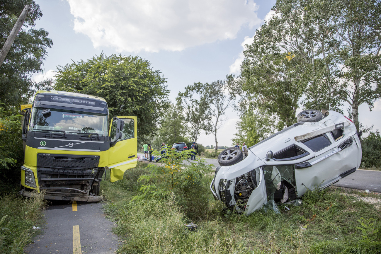 Szarvas, 2018. augusztus 8.
Rendőrök helyszínelnek a 44-es főúton Csabacsűd és Szarvas között, ahol egy ember meghalt, hárman megsérültek, amikor két személygépkocsi frontálisan összeütközött 2018. augusztus 8-án. Egy kamion vezetőjének úgy sikerült elkerülnie az ütközést, hogy járművével az árokba hajtott, majd egy fának csapódott.
MTI Fotó: Rosta Tibor