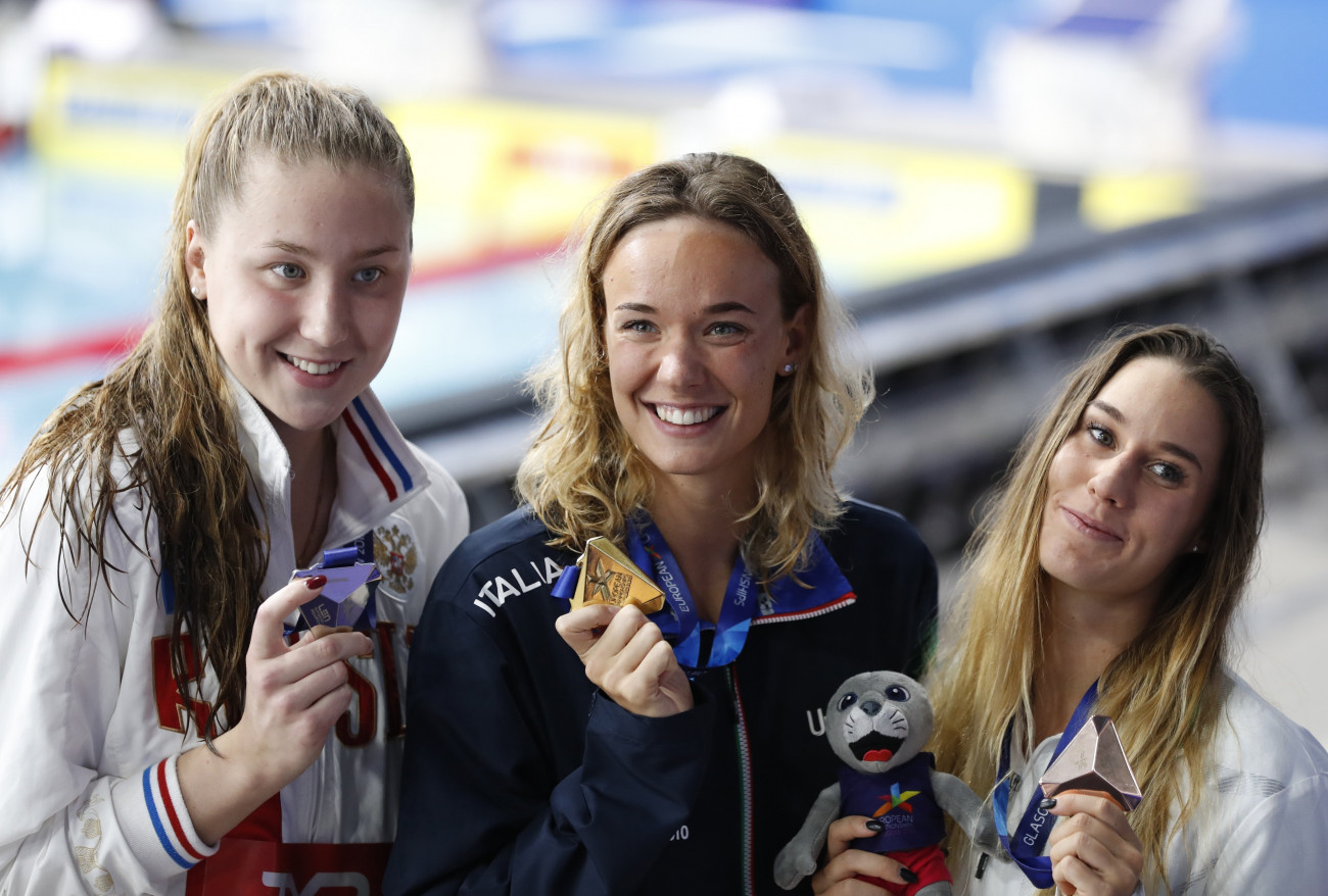 Az ezüstérmes orosz Darja Usztyinova, az aranyérmes olasz Margherita Panziera és a bronzérmes Burián Katalin (b-j) a glasgow-i úszó Európa-bajnokság női 200 méteres hátúszásának eredményhirdetésén 2018. augusztus 9-én. (MTI/AP/Darko Bandic)