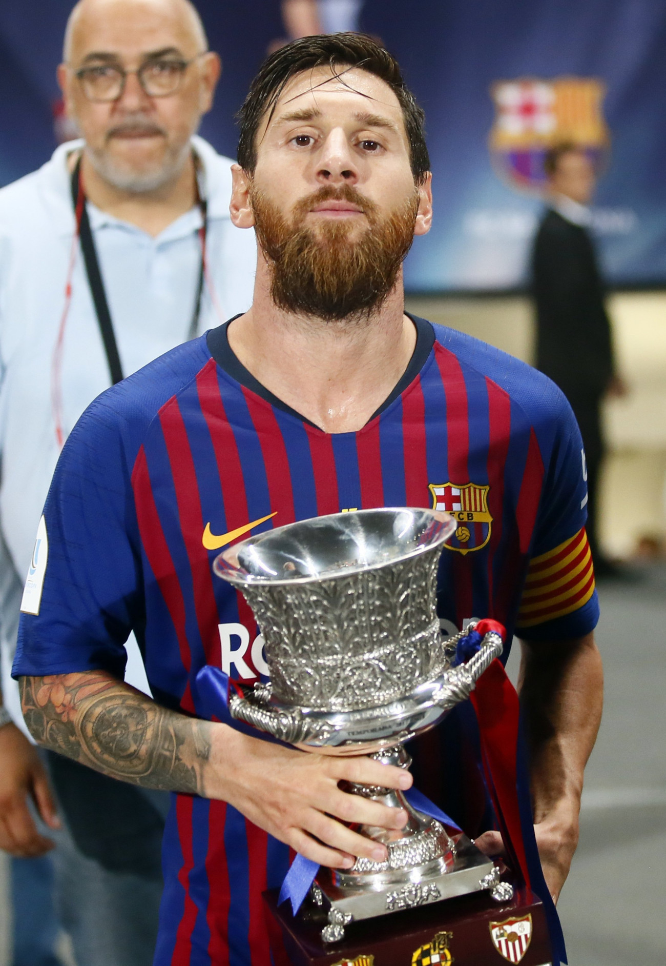 Tanger, 2018. augusztus 13.
Lionel Messi, a Barcelona csapatkapitánya a bajnoki trófeával a spanyol Szuperkupának a Barcelona - Sevilla mérkőzés végén a marokkói Tangerben 2018. augusztus 12-én. A Szuperkupáért zajló mérkőzést 2-1-re nyerte meg a Barcelona. (MTI/AP/Moszáb Elsami)