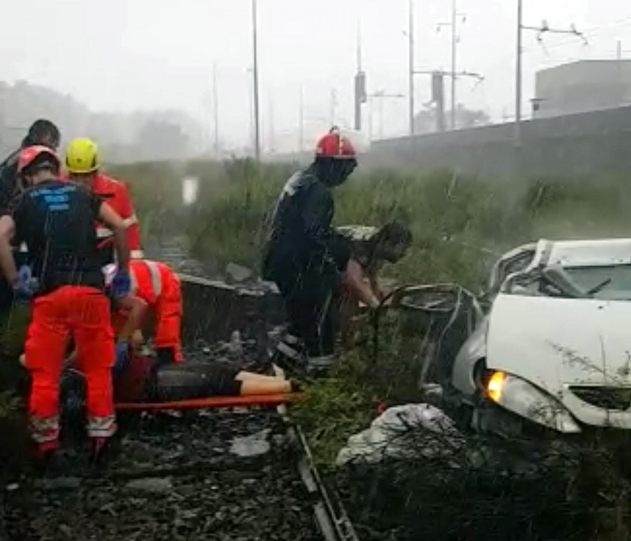 Az olasz tűzoltóság által közreadott képen a mentőalakulatok dolgoznak a baleset helyszínén Genova közelében, miután leszakadt az A10-es autópálya egyik hídjának egy része. A balesetnek több tucat halottja van. (MTI/EPA/Olasz tűzoltóság)