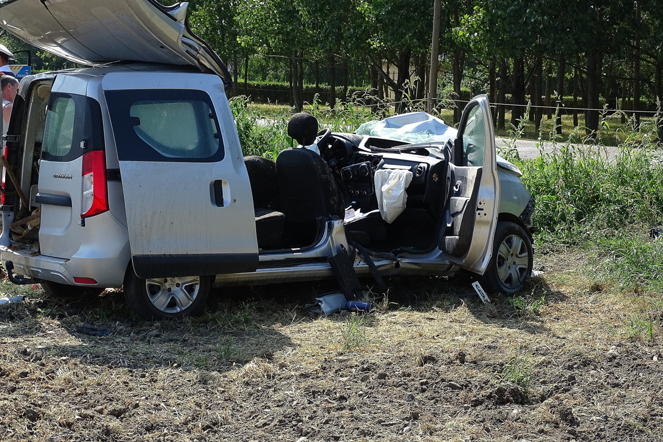 Békés, 2018. augusztus 14.
Összetört személygépkocsi Békés és Tarhos között, miután összeütközött egy másik autóval 2018. augusztus 14-én. A balesetben egy ember meghalt.
MTI Fotó: Donka Ferenc
